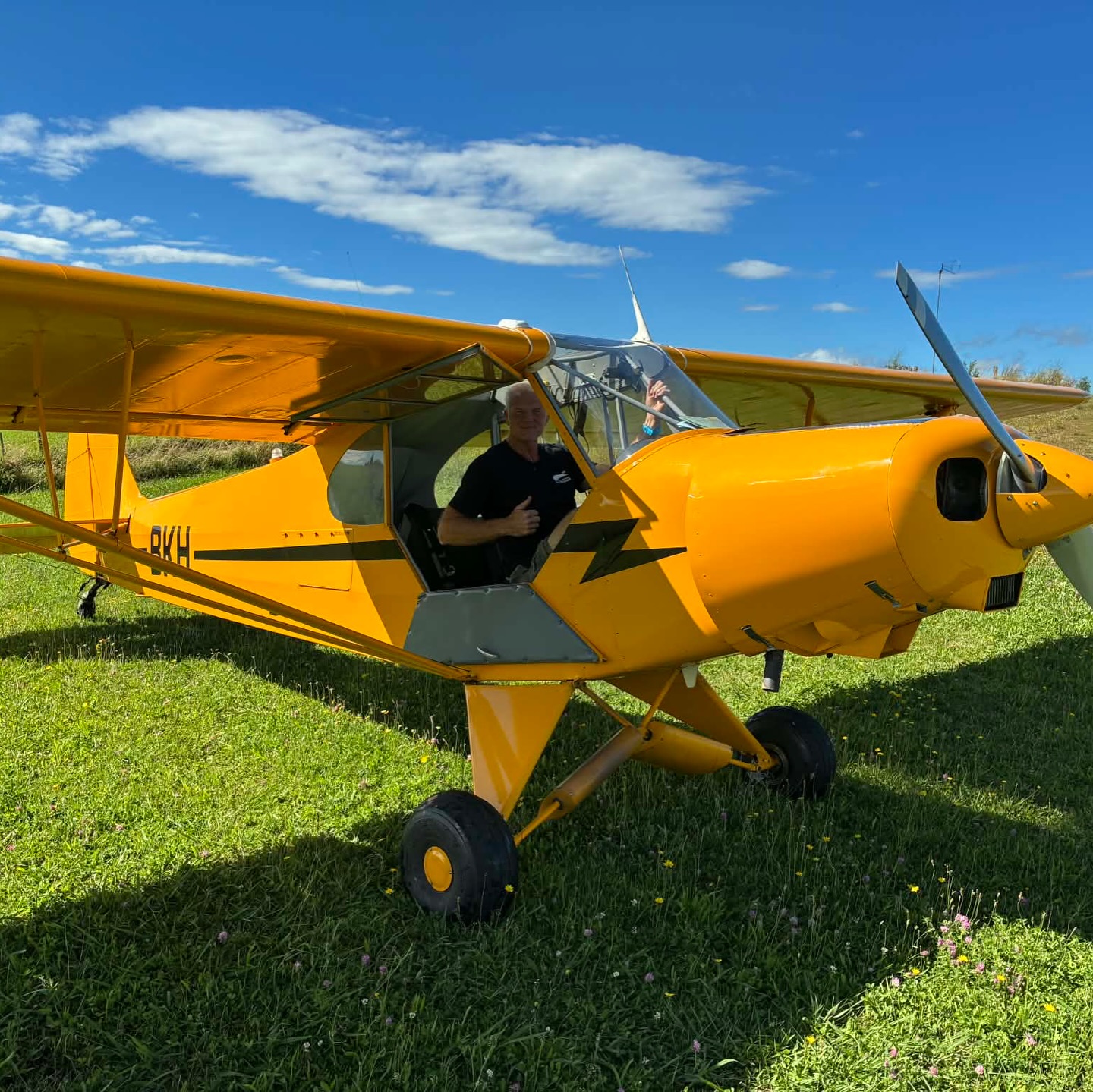 You canโt get a more classic shot, blue skies, green grass airstrip and a yellow Cub. Craig Moss brought his shared Supercub to Te Kowhai to pick up Bill and extend his skills exploring South Waikato strips.
#pipercub #supercub #pa18 #stripflying #nzaviation