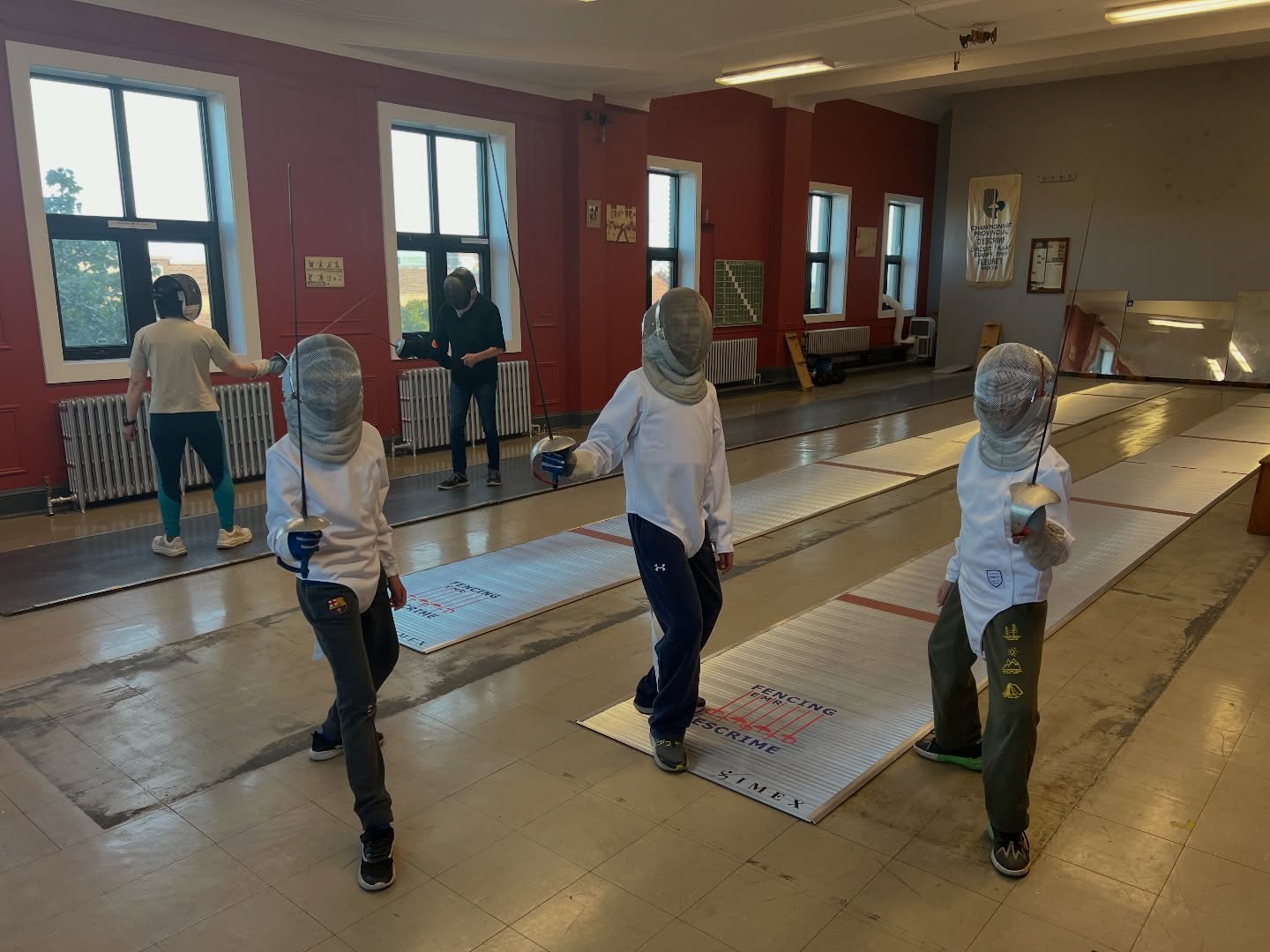 Ready to try something new? ⚔️
Discover fencing with our Group Introduction Classes – Winter 2026 at Escrime Mont-Royal.
✔️ Beginner-friendly
✔️ All equipment included
✔️ Led by experienced coaches
We offer classes in all three Olympic weapons (épée, foil & sabre), historical fencing, and fencing for the visually impaired.
📅 Jan 18 • Feb 15 • Mar 8 • Apr 19 • May 3
⏰ 9:45 a.m.
Spots are limited — don’t miss your chance to get on the piste.
👉 Visit our website to see our classes and register today!
——
Envie d’essayer quelque chose de nouveau ? ⚔️
Découvrez l’escrime avec nos cours d’initiation en groupe – Hiver 2026 à Escrime Mont-Royal.
✔️ Adaptés aux débutants
✔️ Équipement inclus
✔️ Encadrés par des entraîneurs expérimentés
Nous offrons des cours dans les trois armes olympiques (épée, fleuret et sabre), en escrime historique, ainsi qu’en escrime pour personnes vivant avec une déficience visuelle.
📅 18 janv. • 15 fév. • 8 mars • 19 avr. • 3 mai
⏰ 9 h 45
Les places sont limitées — ne manquez pas votre chance de monter sur la piste.
👉 Visitez notre site web pour voir nos cours et vous inscrire dès maintenant !