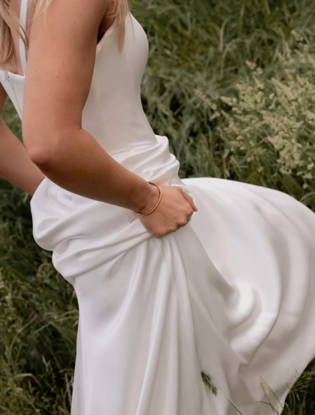 F A B R I C
What sets dresses apart?
Design can change from dress to dress, but the use of incredible fabric and faultless sewing makes a dress stand above the rest.
Keep this in mind when looking for your dream dress. Fabric can say it all.
📷 - @amour.weddings_
#fabric #drape #weddingdress