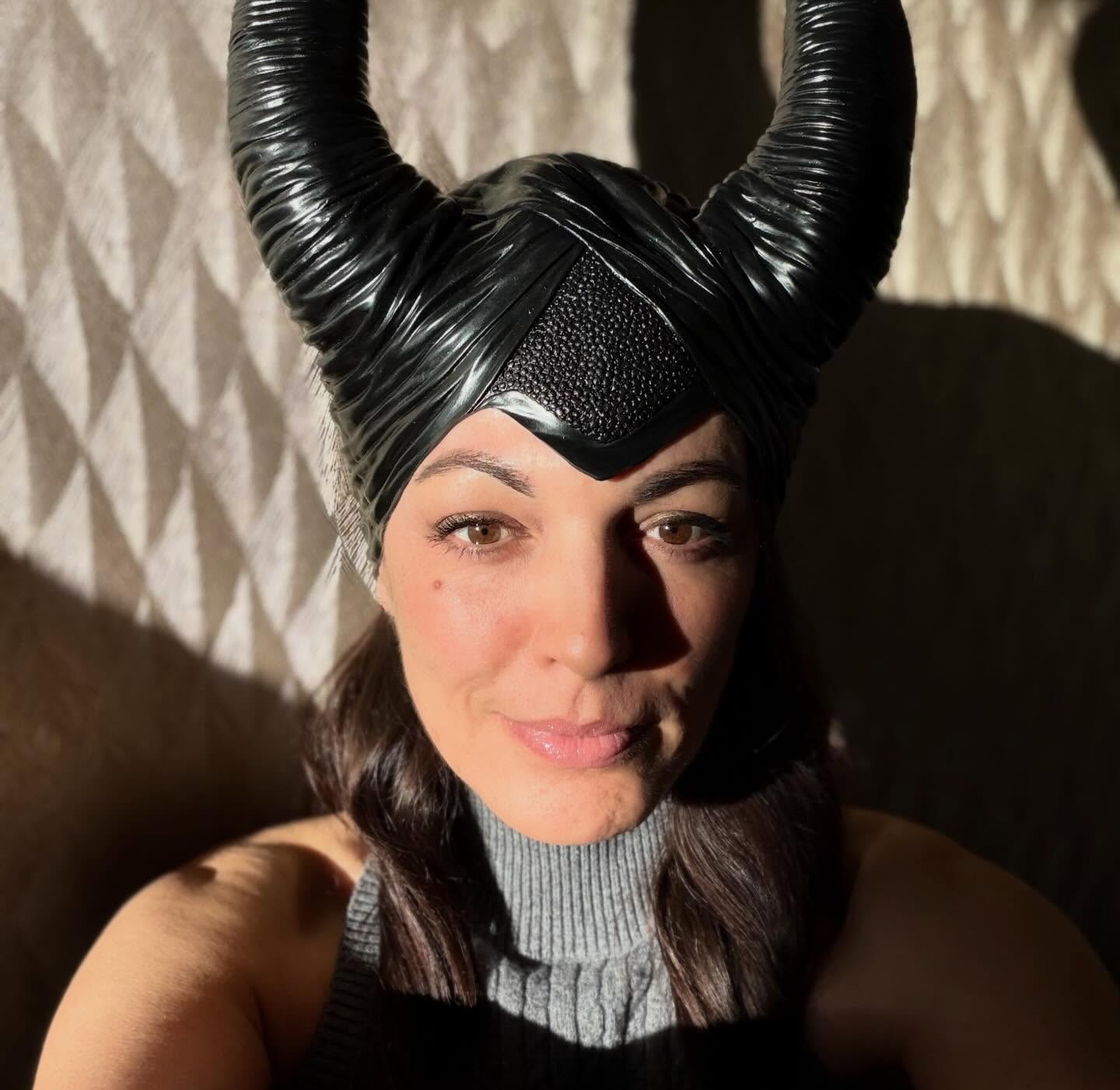 Well, I earned my horns today😜
Capricorn birthday🐐
Eigentlich die Hörner der Malefiz und meinem fav Disney villain. Meine beste Freundin (sie kennt mich deep down, roh und ungefiltert) hat sie mir geschenkt, nachdem ich vergeblich im Disneyland danach gesucht hatte, denn Prinzessin wollte ich keine sein.
Nun an meinem Geburtstag durfte ich sie mir aufsetzten und besser passen könnte es für mich an keinem anderen Tag.
As I said: I claimed my horns today und somit geh ich für mich und alles was mein Herz mir sagt♥️
„I am not here to blend in — I am here to be felt. I learned to love the shadows within — that’s where true power lives“
#birhday #capricorn #disney #love #auseinemtanz