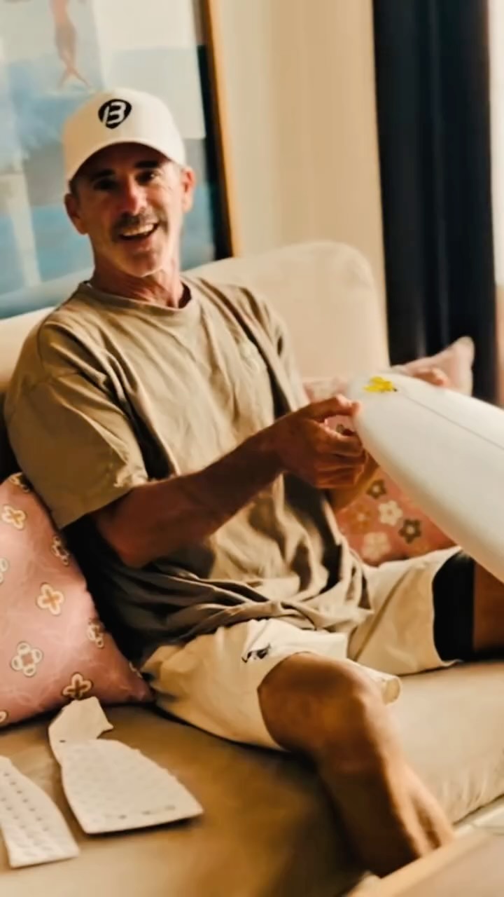  אז, מה המג'יק בורד שלכם?
אחת האהבות הגדולות של כל גולש
היא הרגע שבו נכנסים למים עם גלשן חדש
כזה שמרגיש לכם בול! גלשן שעובד נכון במים,
שמגיב אליך ומרגיש המשך טבעי של הגוף.
החיבור לגלשן עושה את ההבדל בין גלישה זורמת ומהנה
לבין תחושת תקיעות ותסכול במהלך הסשן.
סרטון הסבר על איך בוחרים גלשן מתאים,
נשמור לפעם הבאה ;)