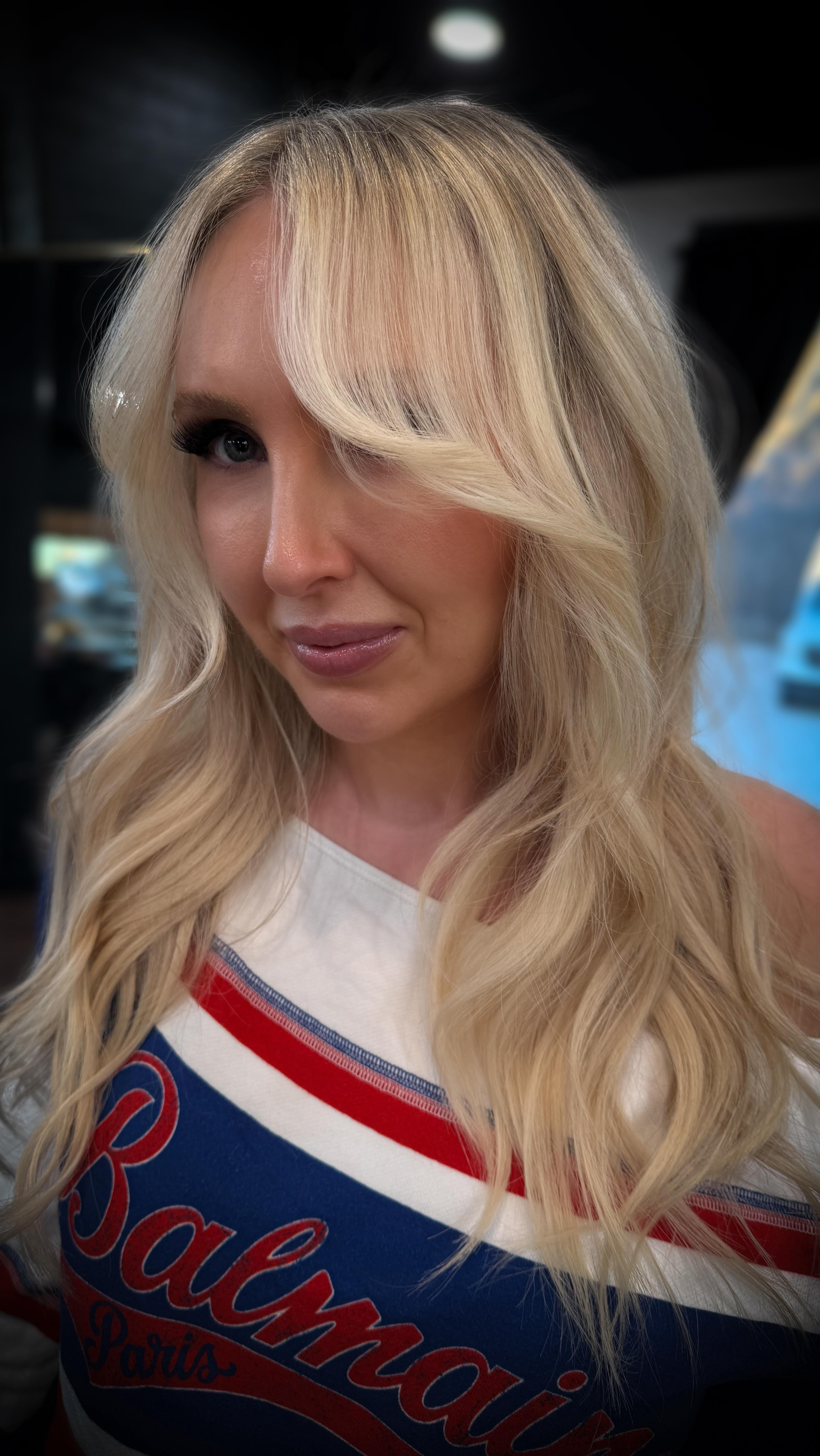 If you want hair that lasts between appointments and actually stays healthy, this is probably for you.
Low-maintenance blonding + extensions
Longevity over trends
Private studio ¡ Appointment only đ¤