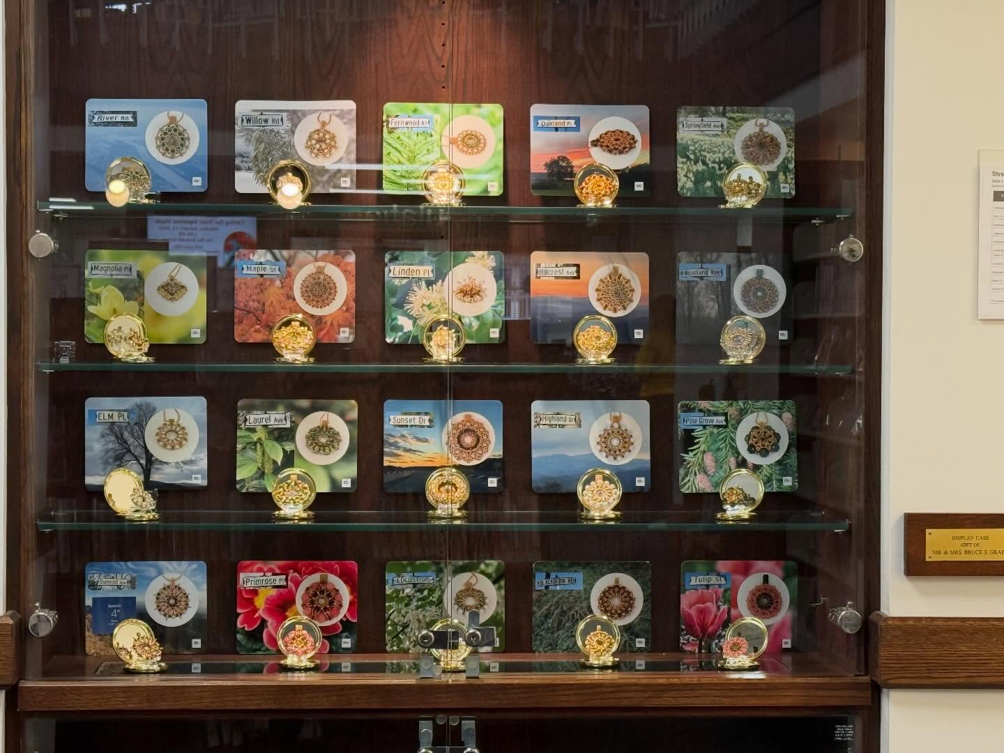 Come see our exhibition at the @summitlibrarynj! We will be there until th end of February. Thank you @artcenternj for this incredible opportunity to share the “Streets of Summit” collection with our community!
#jewerly #handmade #craft #uniquejewerly #artist