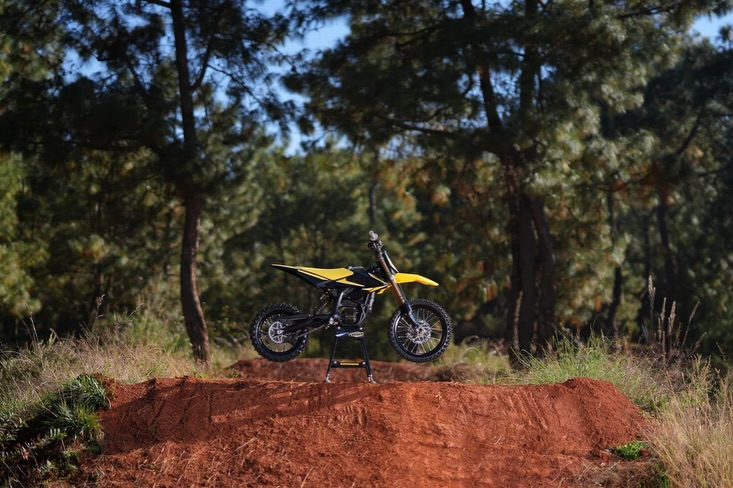 Honestly… this thing is way more fun than it should be.
The Surron HyperBee is small, light, quiet, and stupid easy to ride — which is exactly why it works so well. No clutch, no gas, no noise… just hop on and ride.
👊 Perfect for:
• Kids moving up from balance bikes or STACYC
• New riders learning throttle control
• Parents who want something quiet and low-stress
• Backyard, ranch, OHV parks, or pit riding
• Anyone who wants fun without the chaos
The power is smooth, predictable, and confidence-building. You can actually focus on riding instead of worrying about stalling, noise, or maintenance.
This is one of those bikes that just makes sense — and puts a smile on your face every time.
📍 East Bay E-Moto
#SurronHyperBee #EMoto #ElectricDirtBike #RideElectric #NextGenRiders QuietFun BayAreaRiders