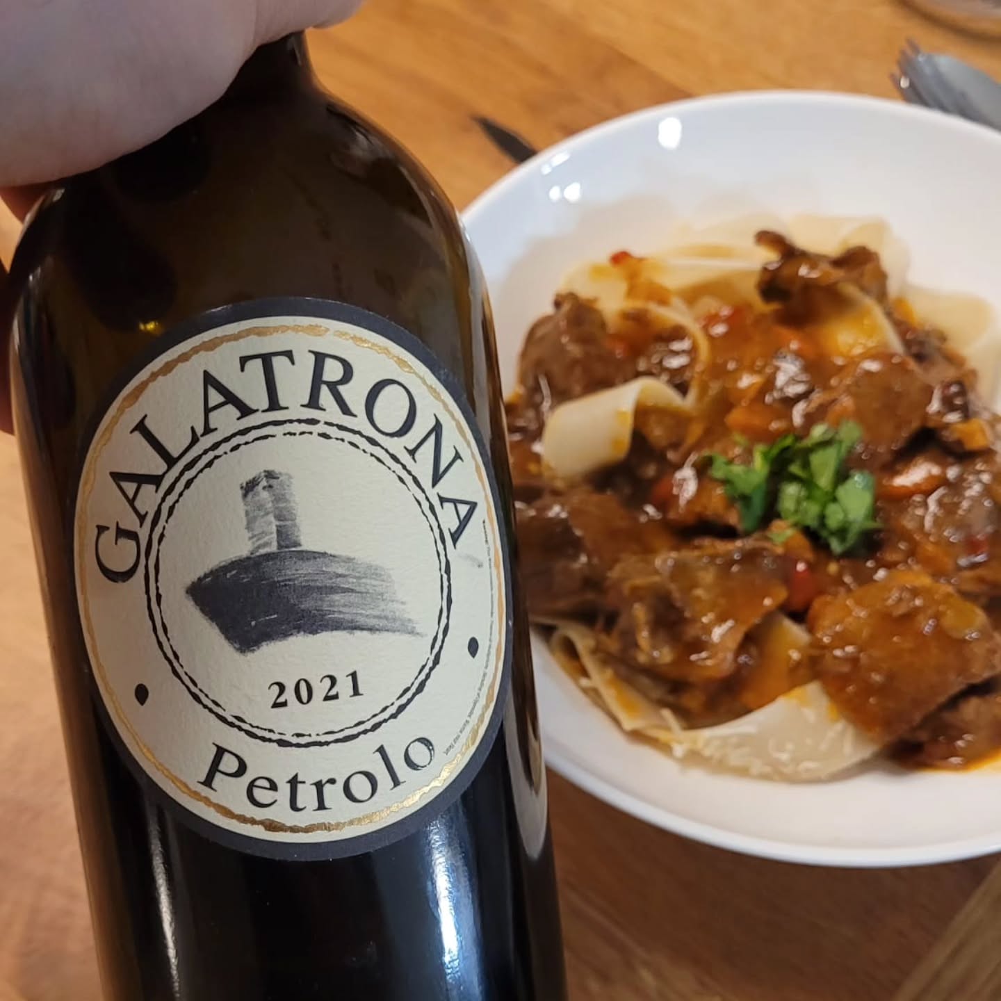 PART 3: Merlot of 2021
GALATRONA 2021 – Petrolo @petrolo_winery
Tuscany's Answer to Pomerol
Petrolo is a small family estate in the Val d'Arno di Sopra DOC, located just outside the Chianti Classico zone near Montevarchi. The Bazzocchi family acquired the property in the 1940s; today it's run by Luca Sanjust, third generation of the Bazzocchi-Sanjust family, who took over in 1993 after a career as an artist in Rome.
Galatrona, first released in 1994, is their flagship: 100% Merlot from a single vineyard planted between the late 1980s and mid-1990s. The soil – clay with shale, marl and sandstones at 300m elevation – retains the moisture Merlot needs in hot Tuscan summers. Critics regularly mention Galatrona alongside Masseto, Messorio, L'Apparita, and Redigaffi as Italy's finest Merlots.
The Wine:
🍇 100% Merlot
🍷 14% alcohol
📍 Val d'Arno di Sopra DOC
💰 Around €100
Tasting Notes:
Already visually a different league – incredibly dense in the glass. On the palate: absolutely mouthfilling. Finest nougat, delicate juniper, beautifully integrated oak. One of the world's best single-varietal Merlots – and still very fairly priced.
97 points.
Update: The Merlot tasting took place a few months ago. After Christmas, I opened another bottle – alongside Saffredi 2022 (). Galatrona did great, especially in the beginning. So much fruit, so much power. Mouth-coating fullness and a wonderful bloody aftertaste. Also: astonishingly much tannin. I had given it slightly less air than the Saffredi, which made Galatrona appear more youthful and powerful at first. With more air and rising temperature, Saffredi showed its strengths and overtook Galatrona (98+ for Saffredi). Galatrona confirmed at 97 points – but with a LOT of potential. I wouldn't be surprised if it reached 99 points one day.
So: After a modest benchmark from Pomerol, here's a real powerhouse to be reckoned with, to put it mildly. Will the Greek wines from @domainehatzimichalis, @lacules_estate, @jima.winery, and @papargyriouwinery simply be eclipsed? They won't surpass this – but can they somehow keep up? Stay tuned to find out...
#Galatrona #Petrolo #Merlot #Tuscany #Saffredi