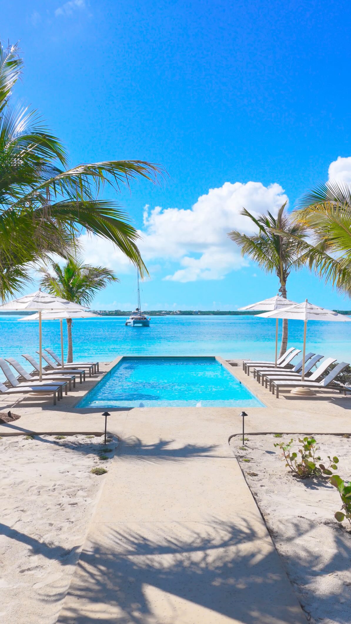 Baymahni lives at the point where land gives way to ocean.
The Beach Club stands at the edge.
Below it, an infinity pool blends into the horizon without permission or effort.
Where are you going when you land? 🩵🏝️