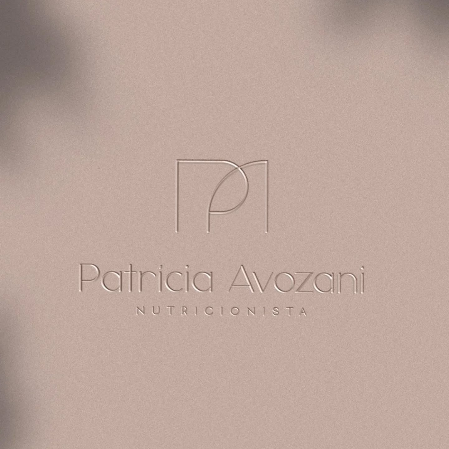 Identidade visual criada para uma nutricionista que deseja comunicar credibilidade, cuidado e sofisticação desde o primeiro olhar.
Um design limpo, elegante e atemporal, criado para refletir não só a estética, mas também os valores e a essência da profissional por trás da marca.
Conceito:
• Minimalismo estratégico
• Elegância sutil
• Comunicação clara e confiável
Mais do que um logotipo, uma identidade que fortalece a presença profissional e gera conexão imediata com os pacientes.
Se esse estilo combina com você, salve para se inspirar e envie para aquela profissional que valoriza marcas bem construídas.
#identidadevisual #designgrafico #brandingparanutricionistas #designminimalista #logotipoprofissional identidadevisualexclusiva designparasaude brandingfeminino