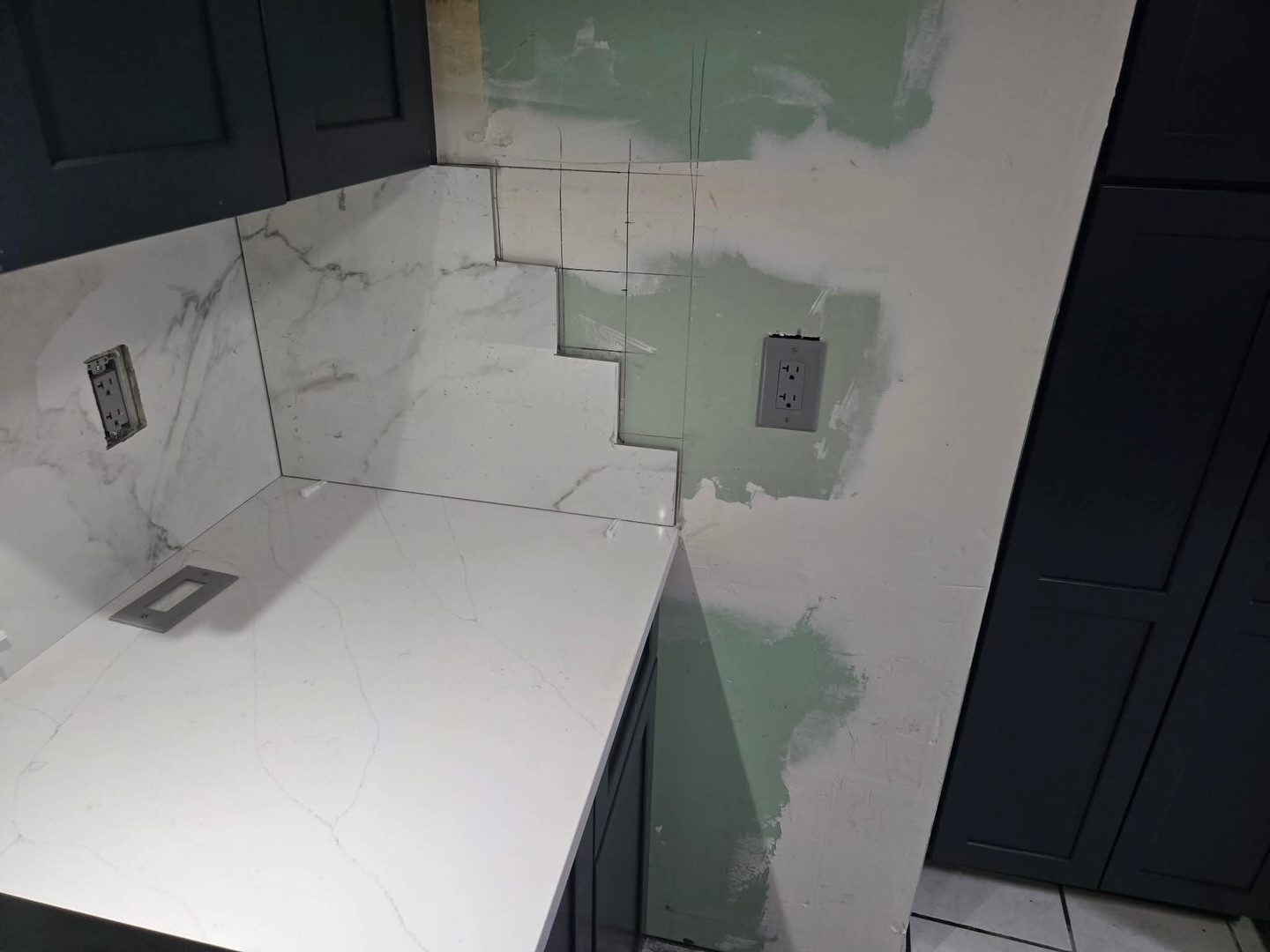 With my little man still so young and needing me so much, I’m only taking select projects right now. But when my little brother asked me to consult on this kitchen I was more than happy to hop on a video call! And when the client said they were DIYing it because the contractor disappeared, and they can only do straight cuts, this is the cool solution we came up with. 😁 So thankful for technology that allows me to help clients across the country from the comfort of my home. And loving how this edgy (pun intended 😉) backsplash profile turned out!
#crosscountrydesign #fullheightbacksplash #consultinginteriordesigner #kitchenrenovations #blueandwhitekitchen