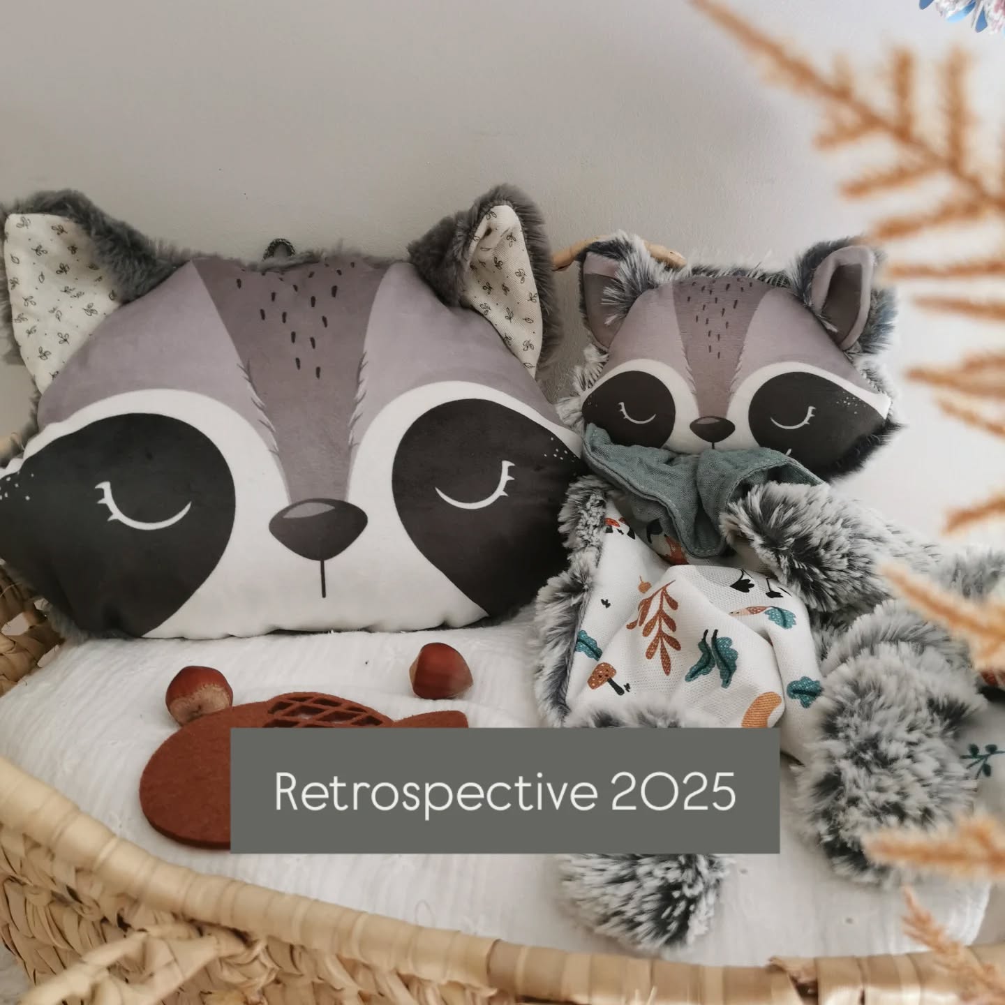 La voilà ma rétrospective 2025 pour vous souhaiter une douce année 2026 🌟
Elle arrive un peu tard mais c'est à l'image de ma fin d'année 2025, tranquiiiiille, sans se presser... Je prends le temps ! Et s'y j'y arrive tout au long de l'année 2026 c'est finalement ce que je me souhaite >>> prendre le temps 🧘
Encore une année qui vient de défiler à vive allure ! Une année bien riche, du renouveau, de la créativité, des rencontres qui touchent, des moments de partage, des souvenirs gravés, mais ce qui aura marqué mon année c'est le nouveau tournant professionnel que j'ai pris depuis janvier...
J'ai eu besoin de garder le secret ici car je ne savais pas où j'allais, si ça allait durer dans le temps... J'ai donc pris la décision de reprendre le chemin du salariat (pour de multiples raisons que je pourrai vous expliquer par la suite si vous le souhaitez). Mais ne pouvant pas retourner à mon métier de graphiste, j'ai fait une reconversion pro. Je souhaitais aller vers un métier tourné vers les autres, où je pourrais me sentir utile, dans l'accompagnement, où ma créativité serait un plus et avec les enfants. C'est dans cet optique que j'ai fait mes premiers pas dans le médico-social et que j'ai tenté l'aventure du métier d'éducatrice spécialisée. Une expérience incroyable et une vraie révélation 💖!
Vous allez me demander ce qu'il en est de mon entreprise ?... Et bien elle a continué d'exister en parallèle et l'envie de créer est toujours aussi présente, le plaisir d'aller dans mon atelier reste le même. Ma passion pour la couture est intacte et mon envie de vous faire plaisir avec mes créations est toujours là 🪡🧵🎨❤️ !
Je ne sais pas de quoi l'avenir est fait (et j'essaie d'arrêter de me poser la question 😜), je prends les choses comme elles viennent... Mais pour 2026, tant que je pourrai continuer à faire coexister ces 2 activités alors je prendrai autant de plaisir à créer pour vous qu'à guider les enfants que j'accompagne !
Allez en route pour la suite avec passion et envie ! Merci d'être toujours là à mes côtés et de continuer à faire vivre Mélinotte 💜
#retrospective2025 #nouvelannée #voeux2026 #creatricedoudou #unpeudemoi