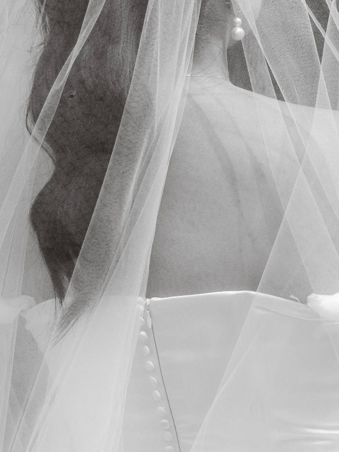 L A Y E R S
Layers of tulle, silk, and covered buttons✨️
Bespoke moments in black and white by @francinephotomachine
#bespoke #weddingdress #blackandwhitephotography