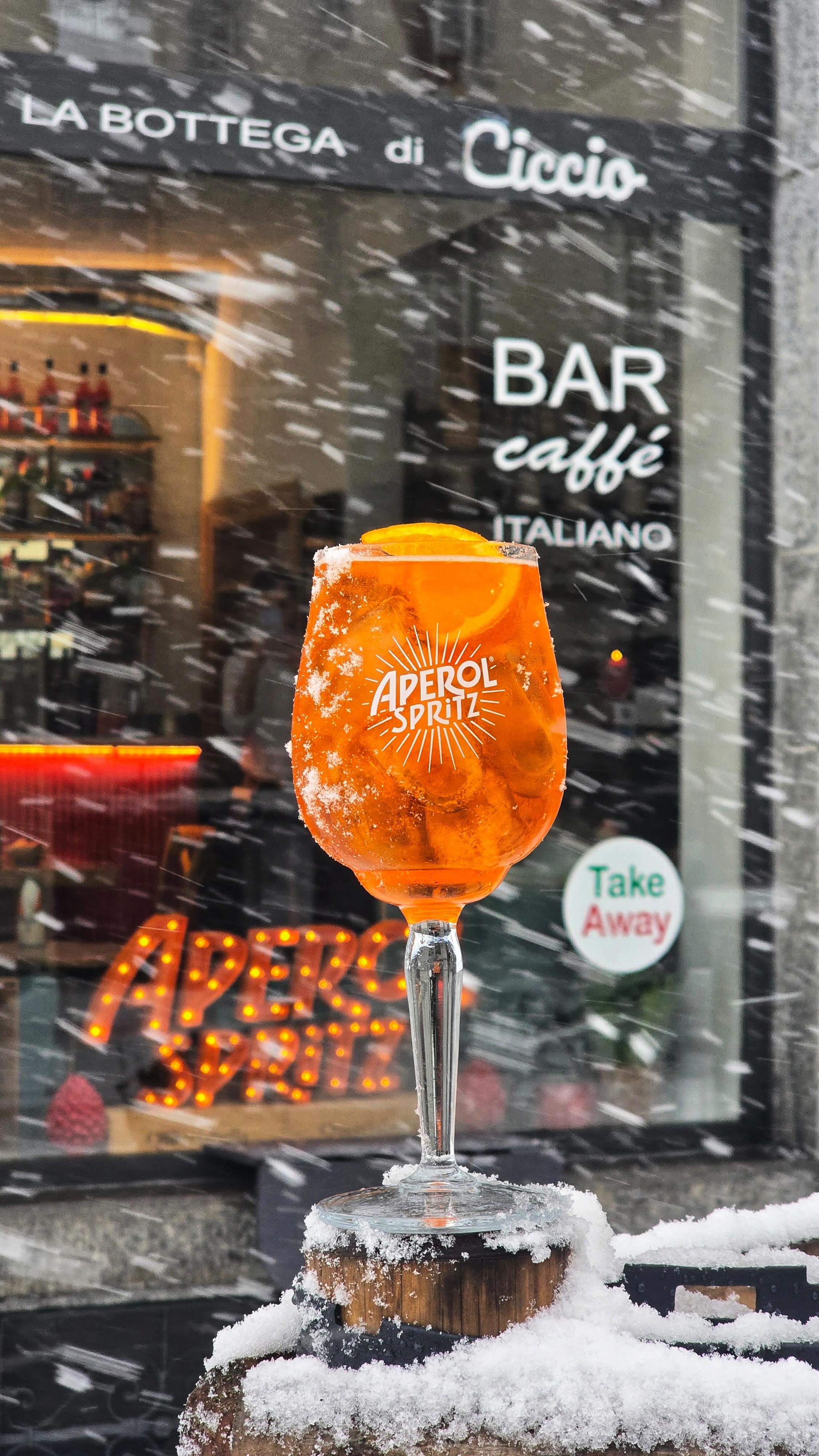 Pro tip: clean your windows with alcohol ❄️🍹
#zurich #aperol #wintervibes #italy #aperitivo
