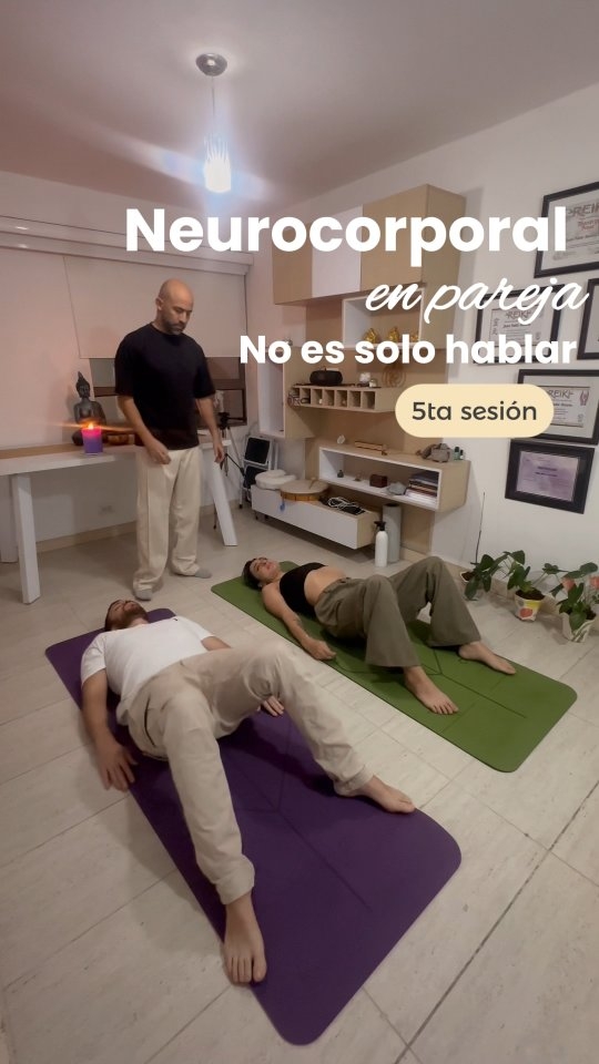La terapia de pareja no siempre sucede en un sofá hablando; a veces, el cuerpo es el que necesita encontrar esa sincronía. ✨
Como bien lo descubrieron Angie y Santiago, las terapias neurocorporales llegan a donde las palabras no alcanzan, liberando tensiones que muchas veces ni sabíamos que estaban ahí estancadas.
Después de un proceso de 5 sesiones guiadas, hoy me llena de orgullo verlos "vibrar bonito" y conscientes ellos solos en casa. De eso se trata: de entregarles las herramientas para que su conexión siga creciendo fuera del consultorio.
🧠 El cuerpo, la mente y el alma agradecen cuando les damos espacio para sanar.
📍 Medellín | Agenda tu sesión de pareja o individual enviándome un mensaje directo o al link de mi perfil. 👇