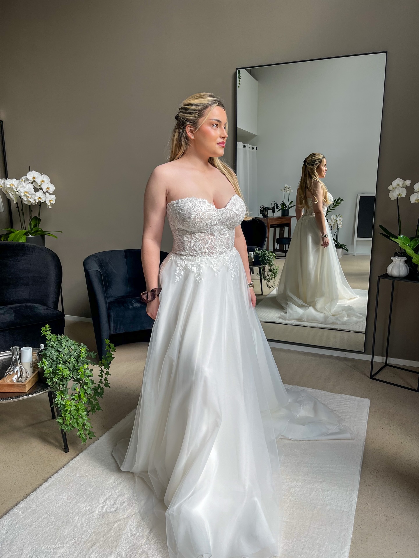 Schlichte Eleganz aus feinsten Materialien 🤍
Made in Germany - erhältlich bei Carolina Ryf bridal couture in Kloten.
#carolinaryf #weddingdress #bride #zurich #bridetobe