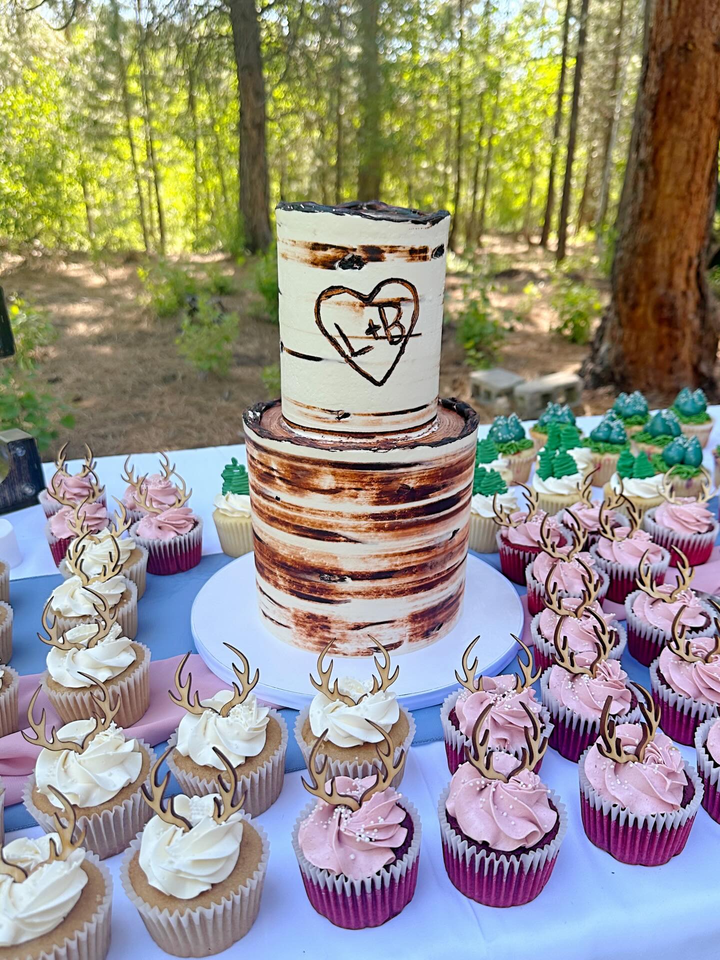 The perfect outdoor wedding cake🌲
We made this tree bark cake paired with cupcakes for a summer wedding in Priarie, ID and it was the perfect addition to the rustic affair. The cupcakes were in mountain, trees, and deer antler designs to make them the tastiest design element.
The cake was a marbled chocolate and vanilla cake, with chocolate ganache filling, and salted caramel Italian meringue buttercream.
The cupcakes were the following flavors:
— Red velvet cake, with salted caramel Italian meringue buttercream
— Funfetti cake, with strawberry compote filling, and vanilla Italian meringue buttercream
— Peanut butter cake, with chocolate ganache, caramel, and Reese’s peanut butter cups filling, and white chocolate Italian meringue buttercream
— Almond cake, with raspberry compote filling, and vanilla Italian meringue buttercream
— Gluten free chocolate cake, with chocolate mousse filling, and white chocolate Italian meringue buttercream
So good!🤤
Deer antler wooden toppers by @cleveridaho
#rusticweddingcake #boiseweddingcakes #boisebakery #boiseweddings #treebarkcake