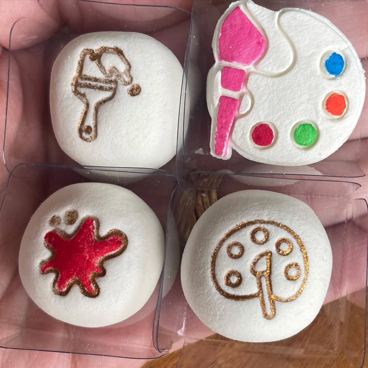 Mais um pouquinho do tema de ontem.
Jesus, o pintor do mundo.
🎨🖌️
#brigadeiro #brigadeiropersonalizado #brigadeiroaquarela #brigadeirobrasilia #brigadeiropersonalizadobsb