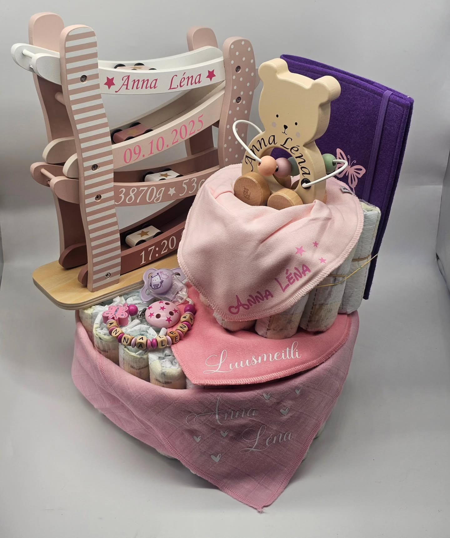 💗 Anna Léna 💗 wurde mit dieser tollen Windeltorte beschenkt 🎁
Die personalisierte Autorennbahn als kleines Erinnerungsstück mit den wichtigsten Geburtsangaben.
#selinasbabygeschenke #frauenfeld #thurgau #windeltorte #geschenkzurgeburt