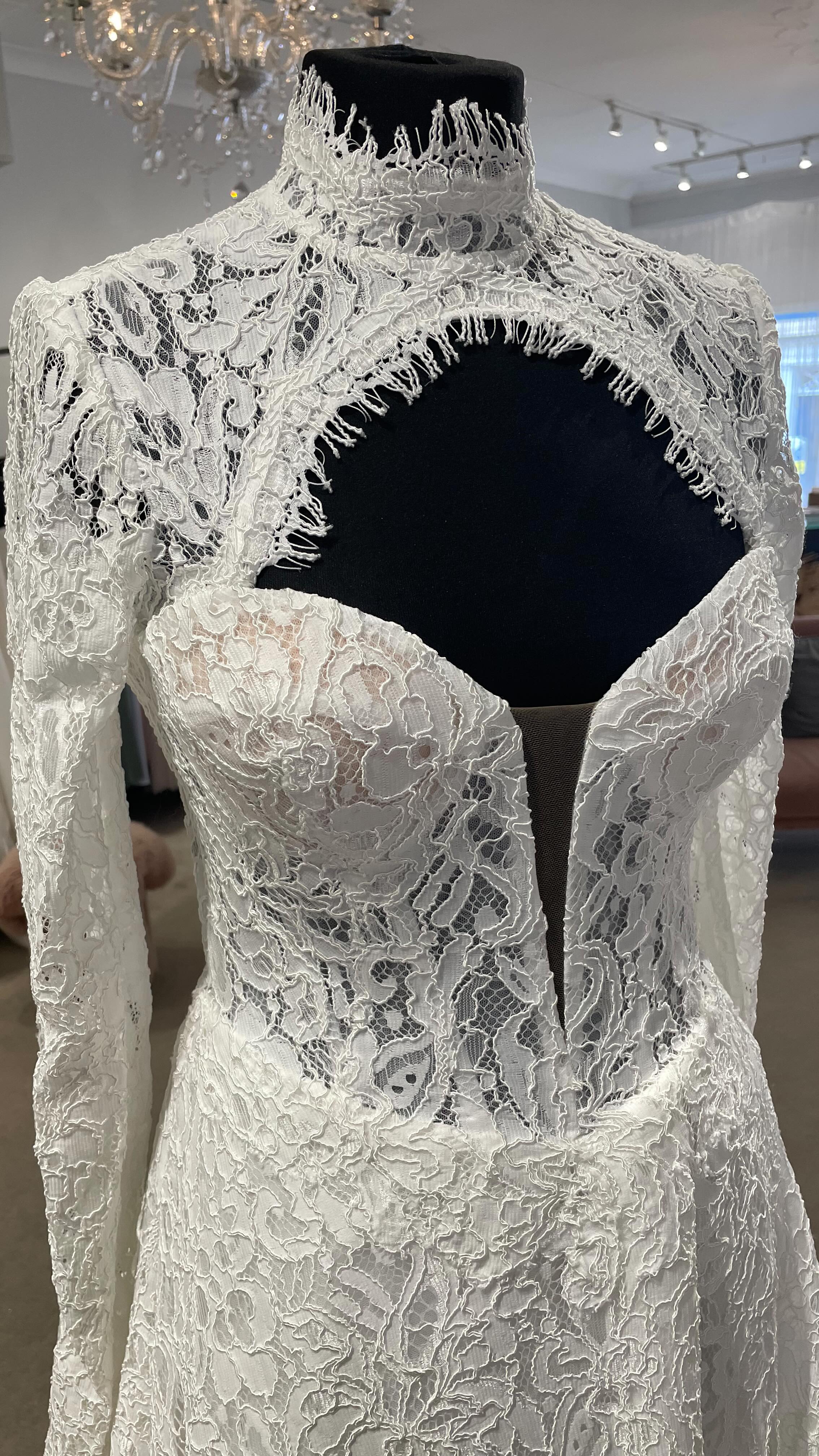 There’s a brand new gorgeous dress in the window.
✨✨✨
This is Myrmex from Pronovias Privee and she’s £2,900 to order.
#pronoviasprivee #bridalboutique #pronoviasbride #laceweddingdress #longsleeveweddingdress