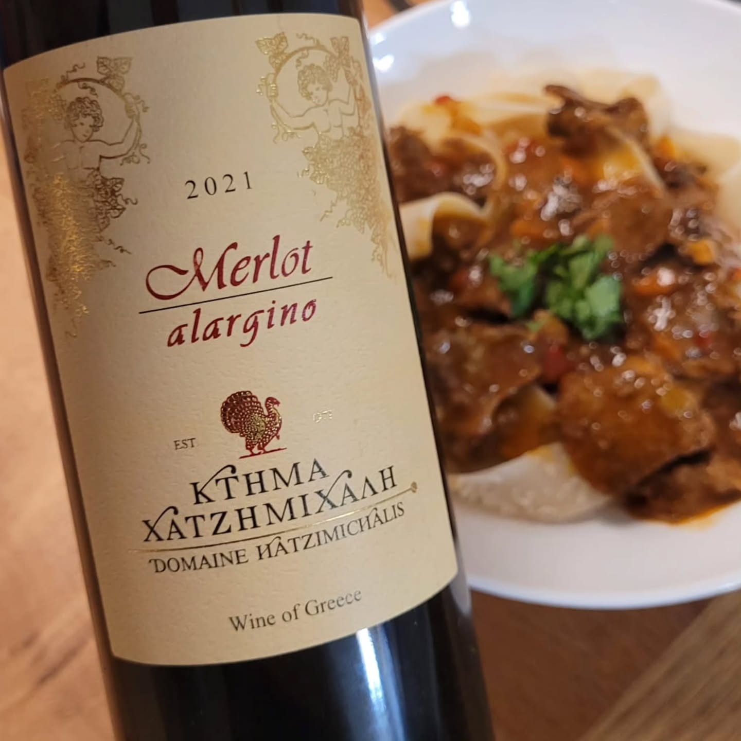 PART 4: MERLOTS OF 2021
Merlot Alargino 2021 – Ktima Hatzimichalis @domainehatzimichalis
Pioneer of Greek Merlot
Domaine Hatzimichalis is one of Greece's most important estates. Founded by Dimitris Hatzimichalis in 1973 in Atalanti Valley (Central Greece), the winery was among the first to plant international varieties – starting with Cabernet Sauvignon – alongside indigenous Greek grapes.
The Merlot Alargino comes from the vineyard called "Alargino" – meaning "the furthest away" – at 320–350m elevation. No irrigation, low yields (3,500 kg/ha). The microclimate benefits from cool breezes flowing between Mount Parnassus and the Euboean Gulf.
Hatzimichalis was the first Greek winery to bottle Merlot as a single varietal, with the first vintage in 1989. I have previously (in 2023 and, the oldest vintage, in 2025) tasted the following vintages:
1992: The first Greek wine ever on the IWC Top 100 list, according to @leochatz (cf. my tasting note on this vintage below). Dense raspberry woven into mushroom and earth. Softened tannins but still noticeable grip. Despite only 12% alcohol: fresh, juicy, long. One of the most pleasing wines of that era I've tasted – should hold until 2030. 93 pts.
2004: Leather, then licorice, flint, graphite, blackberry. Great acidity. At its peak. 95 pts!
2011: Surprising. Initially mushrooms and underbrush, then remarkable improvement over days – black olive aromas, more complex than 2020. 94 pts.
2020: Bright color, reminds of hot-year Pomerol. Cherries, marzipan, strong yet refined tannins, outstanding finish. 93 pts, likely to improve.
Now - the 2021 vintage:
🍇 100% Merlot
🍷 14.5% alcohol
📍 PGI Atalanti Valley
🪵 12 months in new French oak barriques, 12 months bottle aging
Tasting Notes:
Quite expressive on the nose – lots of cherry jam. On the palate: sea buckthorn and marzipan, good length. Right at the finish, a subtle plum note sneaks in behind the sea buckthorn. 93+ points, like the 2020 vintage. Both will one day reach 95 points – but interestingly the 2021 already showed better oak integration (after roughly the same time after harvest).
#GreekWine #Hatzimichalis #Merlot #AtalantiValley #WineTasting