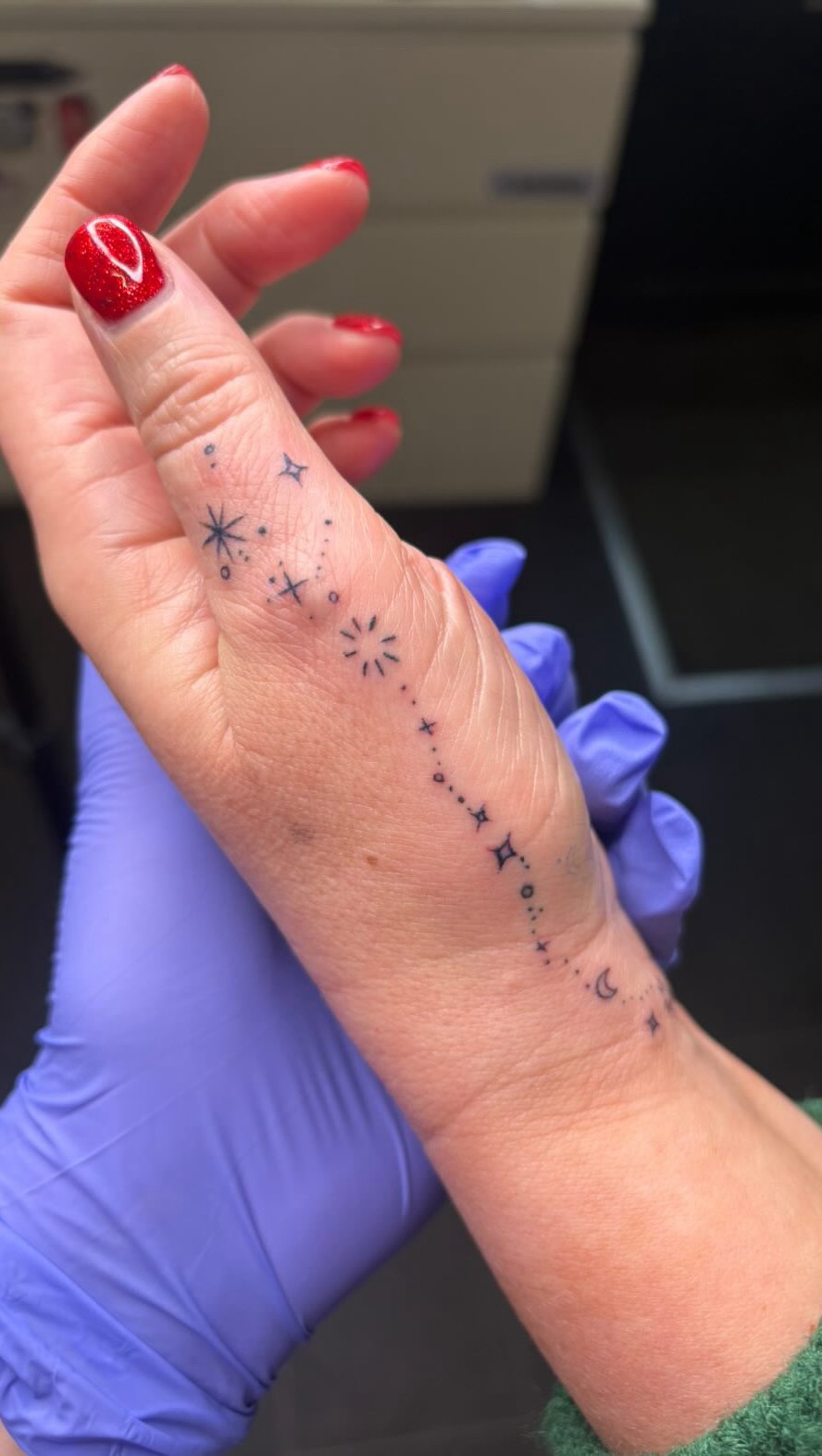 Ok so I kinda did a thing..
My lovely friend and fellow MUA @girlthatglams suggested I get a tattoo of my kidâs birthday constellations which I thought was a great idea!ð¡
So I thought a subtle one with Tristanâs Sagittarius âïž on my thumb linked by a small star chain along my inside wrist to Siennaâs Cancer âïž sign on my little finger would be gorgeously subtleâš
My talented friend Billie aka @nexxana_art completed the artwork. ð«
Likey or no-likey?ð€
#nikkimakeupandhair #makeupartist #hairstylist #tattoo #wristtattoo