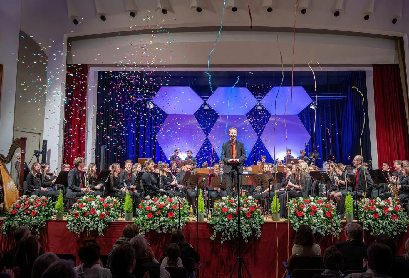 Das war unser Neujahrskonzert 2026! ✨🎶🎉
✨Ein herzliches Danke an alle Mitwirkenden auf und hinter der Bühne sowie an unser wunderbares Publikum! 🫶🙏
✨Ein besonderer Dank ergeht außerdem an die @stadtkultur_lienz für die wie immer gute Zusammenarbeit, unseren Sponsoren @osttirolbergtirol @felbertauern.strasse @raiffeisentirol - Osttirol, Flussbau IC, unserem Moderator Klaus Geiler sowie Martin Bürgler für die tollen Fotos! 🥰🫶
DANKE für diesen unvergesslichen Konzertabend! Bis zum nächsten Mal! 🎶
#neujahrskonzert2026 #bpho #Danke #sinfonischesblasorchester #prositneujahr