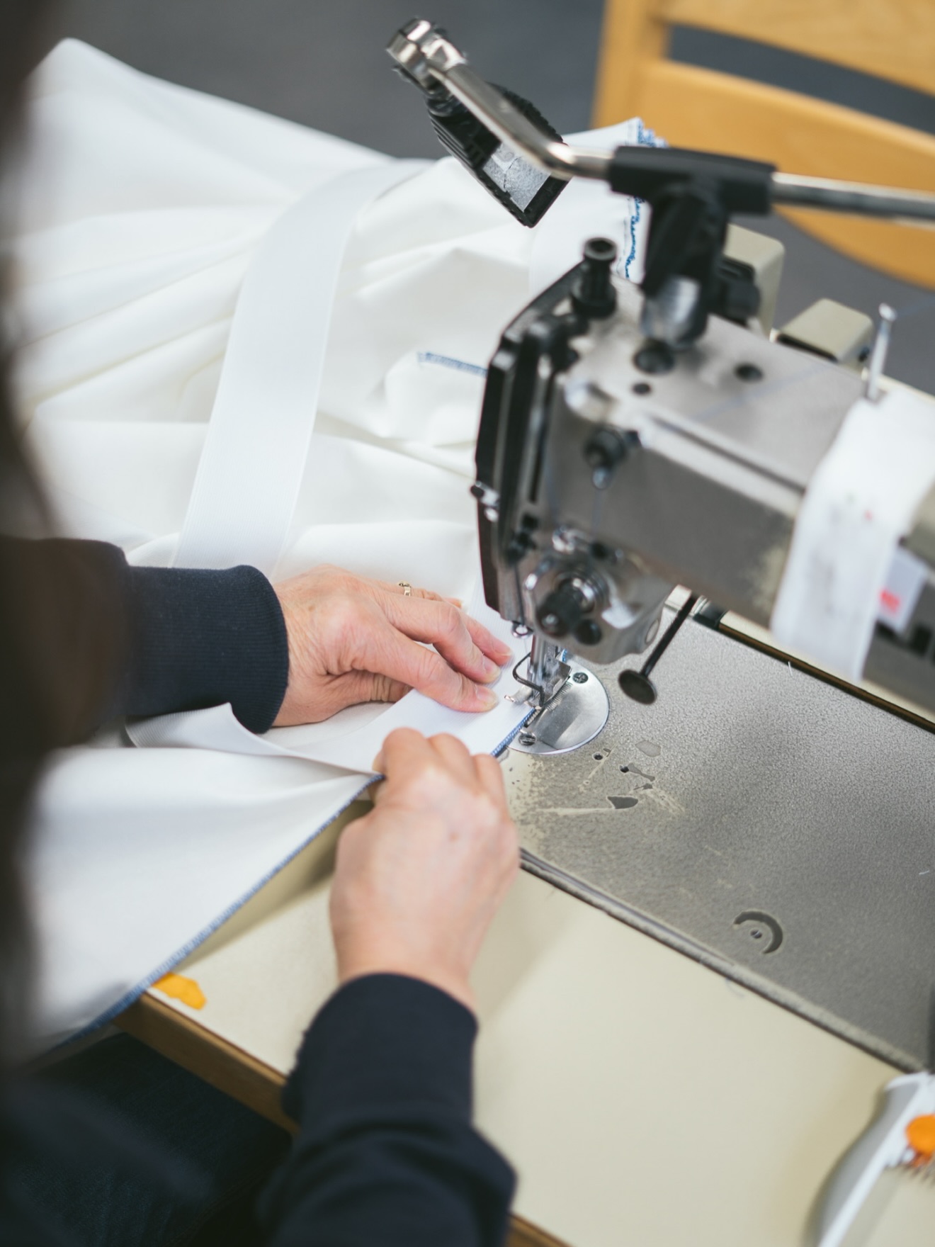 Qualität, die man sieht – und die dir jeden Tag Arbeit abnimmt. In unserer Produktion entsteht jedes Tuch in echter Handarbeit: präzise verarbeitet, langlebig und mit dem Cleanbake-Abperleffekt ausgestattet.
Das Ergebnis für dich:
✔️ Weniger Mehl zum Untermehlen nötig
✔️ Teiglinge haften nicht am Stoff
✔️ Sauberere Arbeitsumgebung & weniger Reinigungsaufwand
✔️ Effizientere Prozesse und Kostenersparnis
✔️ Waschbar & extrem lange nutzbar
Kleine Veränderung, großer Effekt – damit du dich auf das Wesentliche konzentrieren kannst: erstklassige Backwaren.