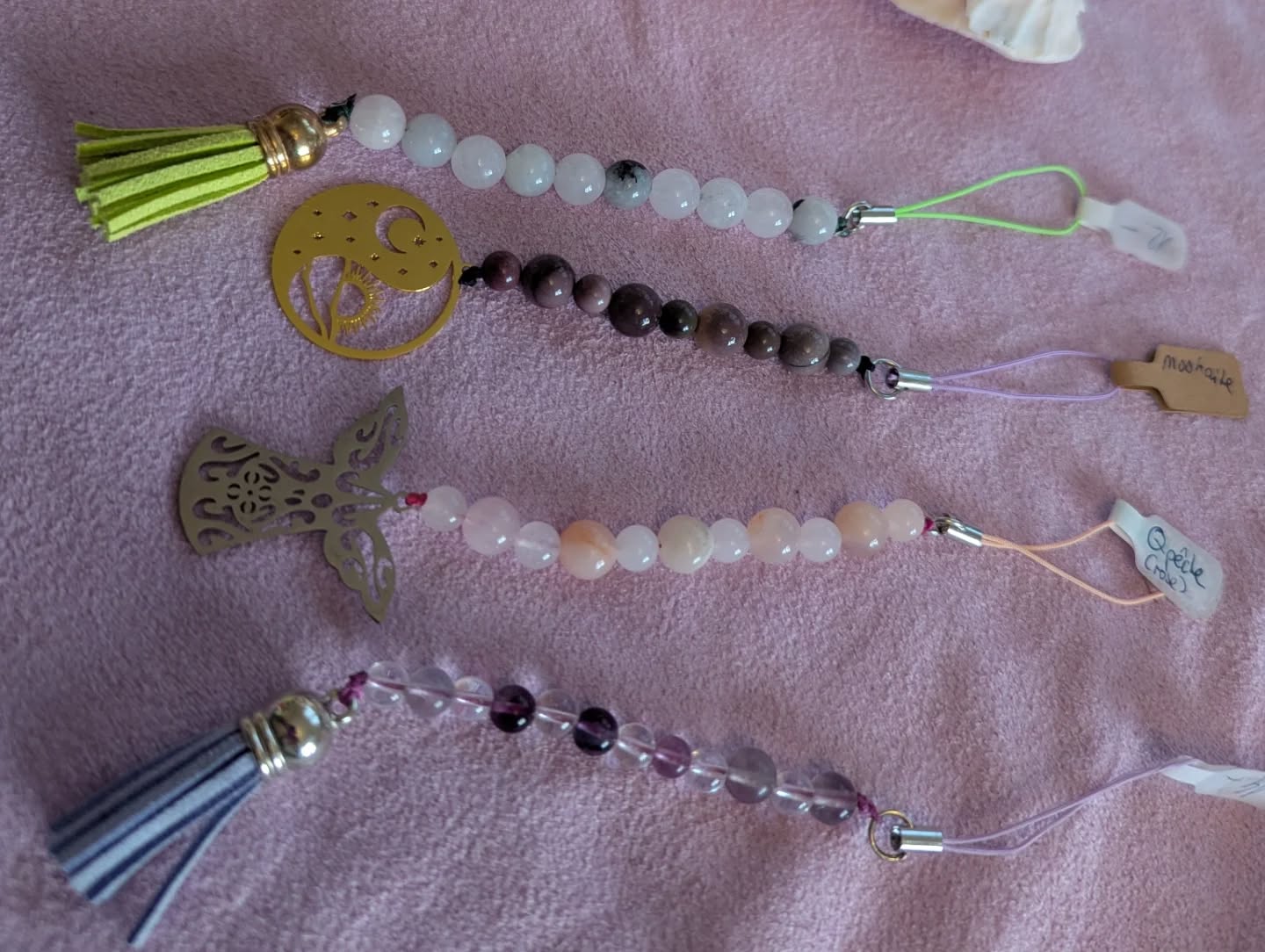 Quelques accessoires en lithothérapie
Photo 1, accessoires à téléphone ou sac ou porte-clés
❄️ Quartz rose et quartz tourmaline 12chf
❄️ Mookaite violette 12chf
❄️ Quatre rose (pêche) 14chf
❄️ Cristal de roche et Fluorite 14chf
Photo 2, porte-clé ou accessoires à sac
❄️ Charoïte 30chf
❄️ Amazonite 14chf
❄️ Citrine d'or 14chf
❄️ Rhyolite 14chf
❄️ Jaspe léopard (ryholite rouge) 16chf
Photo 3, marque-page
❄️ Chrysoprase 20chf
❄️ Jaspe k2 (marbre et azurite) 22chf
❄️ Phosphosidérite 20chf
❄️ Jaspe dalmatien (Porphyrite) 16chf
Port offert (2chf) dès 50chf d'achat
Retrait à Champtauroz ou Granges sur mes jours de travail
#vibretavie #litho #créationsfaitmain #suisse #bienêtre