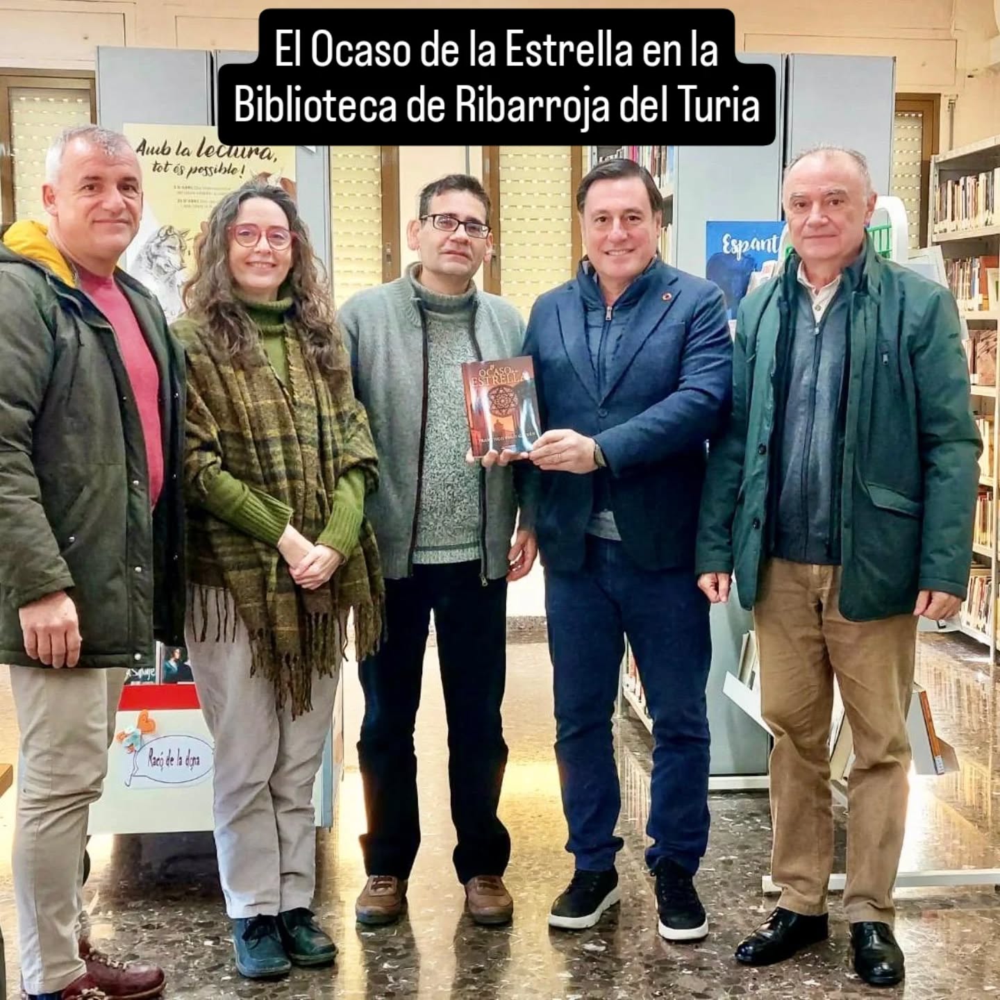 El Ocaso de la Estrella llega a la Biblioteca de Ribarroja. Muchas gracias a los encargados de la Biblioteca y a Jose Manuel Vila, Concejal de Arte y Cultura, por la recepción y presentación del libro y, especialmente, a José Luis Fernández Santamaria, Concejal de Vox, por aportar el libro a los fondos de la Biblioteca.
Será un placer y un honor para mí acompañar a los lectores de Ribarroja del Turia. Espero que os guste la aventura @elocasodelaestrella.
#ribarrojadelturia
#ribarroja
#biblioteca
#bibliotecaspúblicas