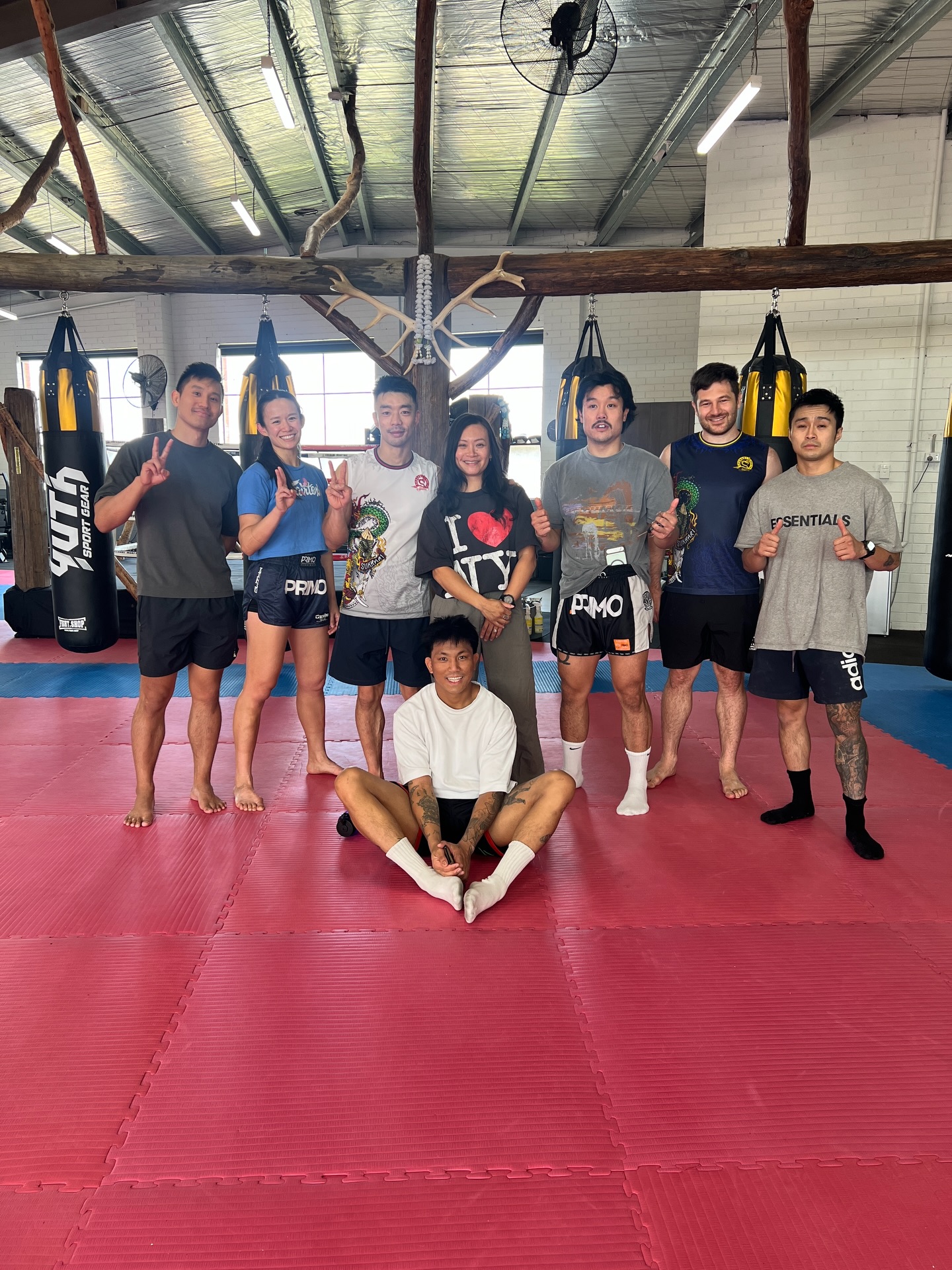 Hello to our friendly visitors training & floating about on the mats today Will @luucreative @wlfightphotography & Josh @joshritoli . Thanks for dropping in 👋👋👋 🤍💙