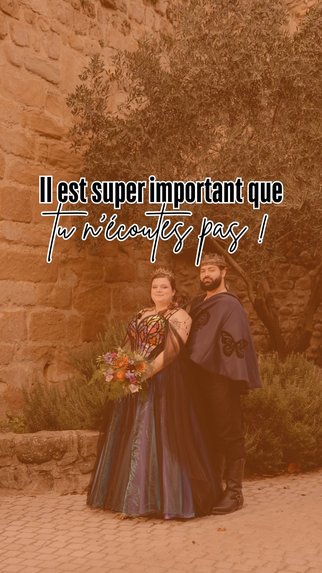 Spoiler alerte : tous le monde aura son mot à dire ! Et y n’as pas à les écouter ❌
Ça y est tu te lances dans les préparatifs de ton mariage, tu commences à avoir des idées & BAM !
Ta meilleure amie est allé à un mariage l’été dernier et la décoration vert sauge était trop belle.
Ta mère, croyante a prévu d’appeler le prête de sa paroisse pour ta cérémonie.
Ta voisine a eu un DJ au top parce qu’il a passé 3 fois la macarena.
Mais toi ? C’est quoi que tu veux ? 😱
Tu voudrais une cérémonie laïque avec des réf’ Harry Potter ?
Tu voudrais une robe courte et porter tes plus belles DocMartens ?
Tu rêves d’un groupe de musique rock’n’roll ? 🎸
FAIS LE ! Écoute toi, écoute tes envies.
C’est ton mariage, pas celui de la voisine.
Fais surtout en sorte que tu kiff ta journée & que t’en 20 ans tu rêves de la revivre ❤️🔥
& évidemment, si tu cherches une photographe qui adore les mariages hors des tendances,
Moi c’est Flora, une photographe qui respectera et te suivra dans toutes tes idées les plus folles 🔥