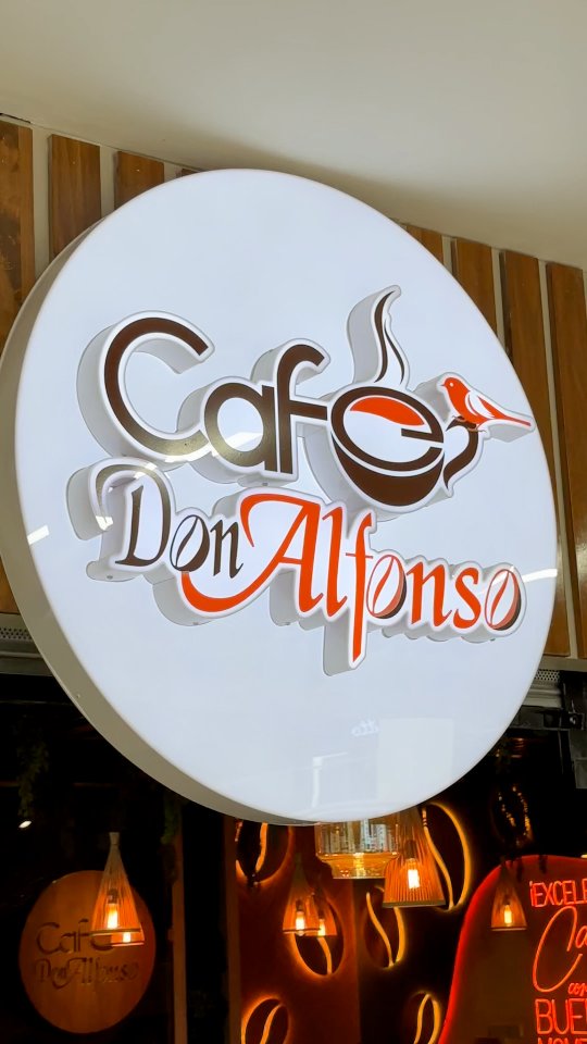 ☕✨ Hola 2026.
Un nuevo año comienza entre aromas intensos, vapor que despierta los sentidos y café recién hecho.
Seguimos aquí, listos para acompañar cada meta, cada pausa y cada historia… taza a taza.
Que este año empiece como nos gusta: con buen café y mejores momentos. 💛
#CaféDonAlfonso #Hola2026 #NuevoAñoConCafé #EspressoLovers #CaféDeEspecialidad Huehuetenango