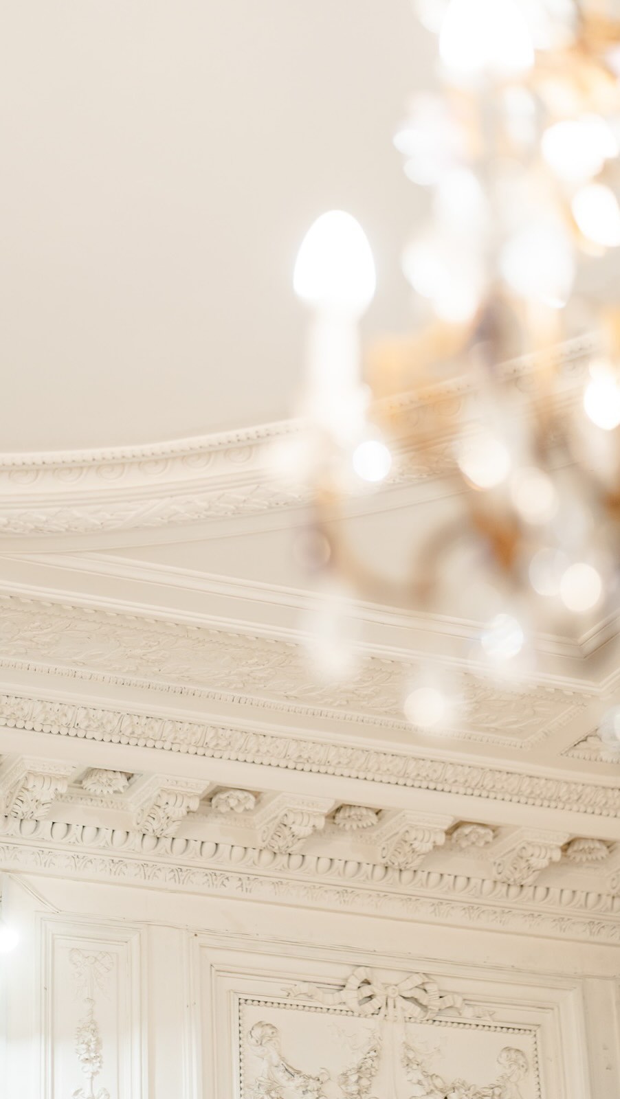 𝐄𝐞𝐧 𝐯𝐚𝐧 𝐦𝐢𝐣𝐧 𝐦𝐨𝐨𝐢𝐬𝐭𝐞 𝐨𝐩𝐝𝐫𝐚𝐜𝐡𝐭𝐞𝐧 𝐯𝐚𝐧 2025 ✨ Het vastleggen van dit bijzondere château in Frankrijk met mijn vriend. Drone, video, fotografie en edit.
Twee nachten, drie dagen. Vroeg op, nog vóór het landgoed ontwaakt. Ochtendlicht dat langzaam door de ramen valt, lange gangen, hoge plafonds. Verdwaald raken in een immens kasteel en telkens opnieuw verrast worden door wat je ziet.
Buiten: stilte, hertjes in het veld en kilometers landgoed
Binnen: geschiedenis en talloze prachtige objecten met een verhaal
Voor het eerst draaiden we samen één volledige productie. Dat we hiervoor gevraagd werden, voelt als een groot compliment. En stiekem hopen we dat dit nog maar het begin is!
Wil je jouw locatie, eigendom of project laten vastleggen met aandacht voor sfeer en beleving? Wij denken graag met je mee!