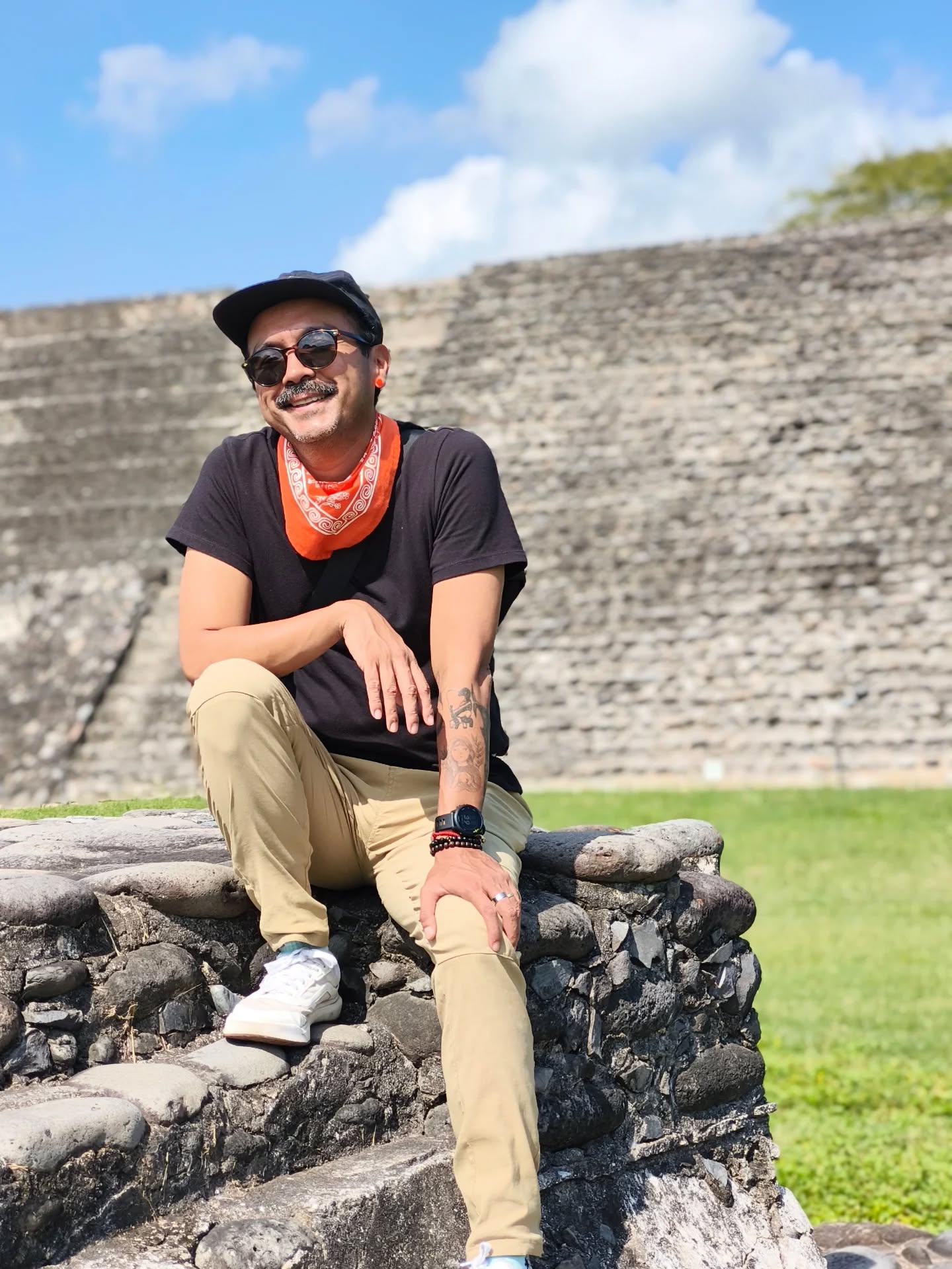 Tenerte y celebrar contigo nos hace muy feliz!
Feliz cumpleaños a ti!
Te amamos infinitamente y gracias por todo lo que haces.
Celebrar siempre, disfruta todo el tiempo y vive de una manera única...así como solo tú lo haces.