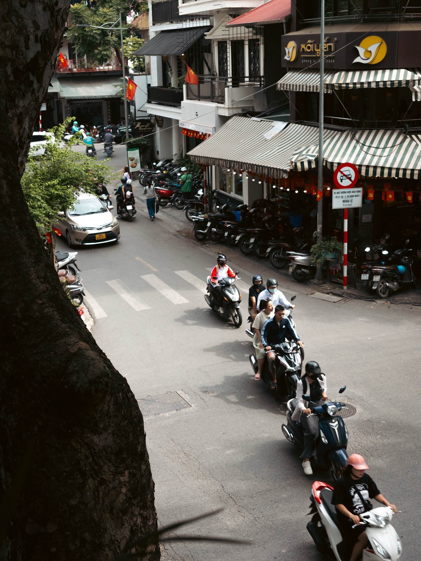 Hanoi was nothing like anything Iâd seen before. During our stay, Reid and I kept asking ourselves if there was anywhere we could compare it to, and the answer was always no. Hanoi is entirely its own thing. The chaos of motorbikes, the smell of street food, squeezing into the low plastic chairs for delicious bĂșn cháșŁ, watching the constant buzz of life around us. The sharp contrast of silence inside the temples. And, of course, figuring out how the heck to cross the road.
Somewhere within all that chaos, we could sense a sort of order underneath it all, that somehow made perfect sense in a beautiful, messy way. I loved it đ„č
#hanoi #vietnam #travelphotography
