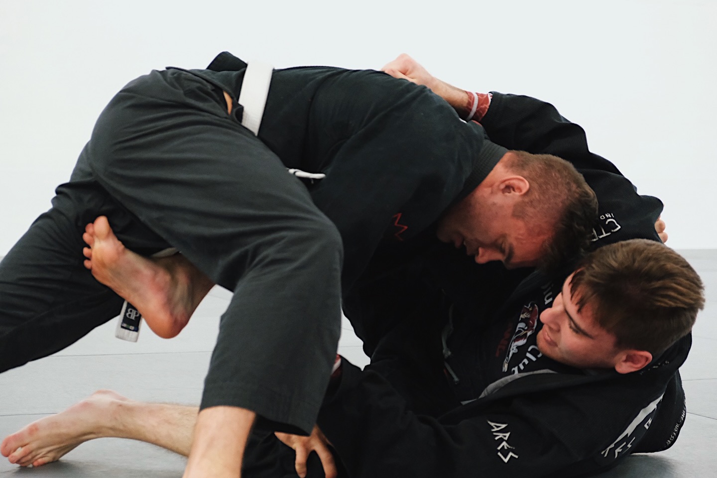 Jiu Jitsu teaches patience in chaos
and calm under pressure.
Lessons that go way beyond the mat.
#BJJMindset #JiuJitsuLife #MartialArtsPhilosophy #FlowState