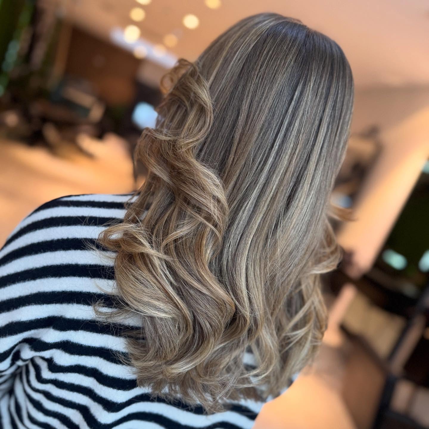 Soft tones, soft waves 🤎✨
#hairdetails #naturalblonde #balayageblonde #hairaesthetic #hairinspiration beautygram