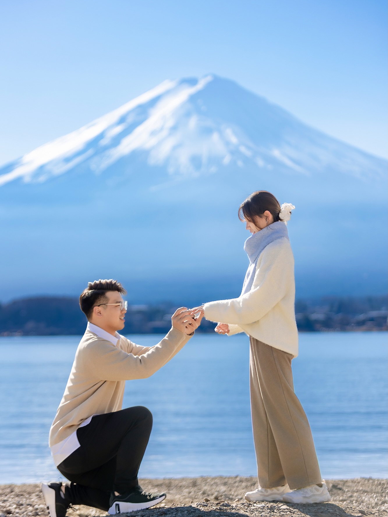 這趟富士山之行,她有了答案
這不是一場被安排好的儀式
是一趟普通的富士山一日游
湖邊散步
等風停、等雲散
也等一個合適的瞬間
在光線剛好、富士山完整露出的時候
我在旁邊,沒有打斷
只是按下快門
重要的瞬間我會替你們記住
很多人問
為什麼要把求婚放在旅行裡?
旅行本來就是
兩個人一起面對未知
一起走慢一點、記住這一天
有些答案
不一定要在餐廳、舞台或燈光下
在富士山腳下就已經很清楚了
#東京 #富士山
#富士山🗻 #東京攝影師
#日本旅拍 #山中湖 #河口湖
#富士山攝影師 #富士山跟拍
#富士山包車 #富士山求婚
#kimono #kimonophoto #familykimono
#japanphotography #sensojitemple
#fujisan #fujisan🗻