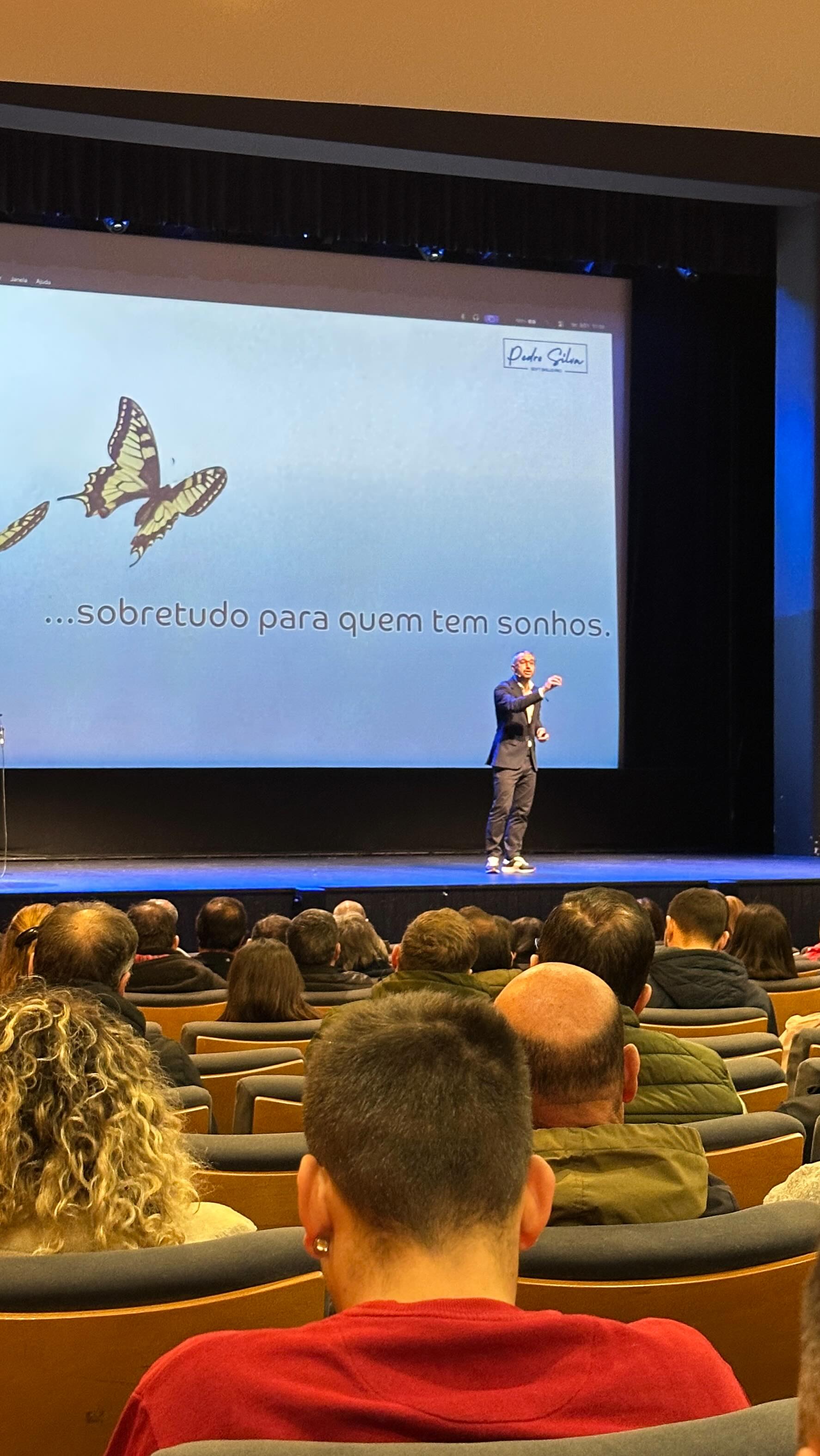 Na @aguasdaregiaodeaveiro , há pessoas diferentes mas um só objetivo: prestar um serviço cada vez melhor! 💪
Com atitude positiva, capacidade de adaptação e unidos em torno de uma causa: gota a gota, fazer a diferença! 💧