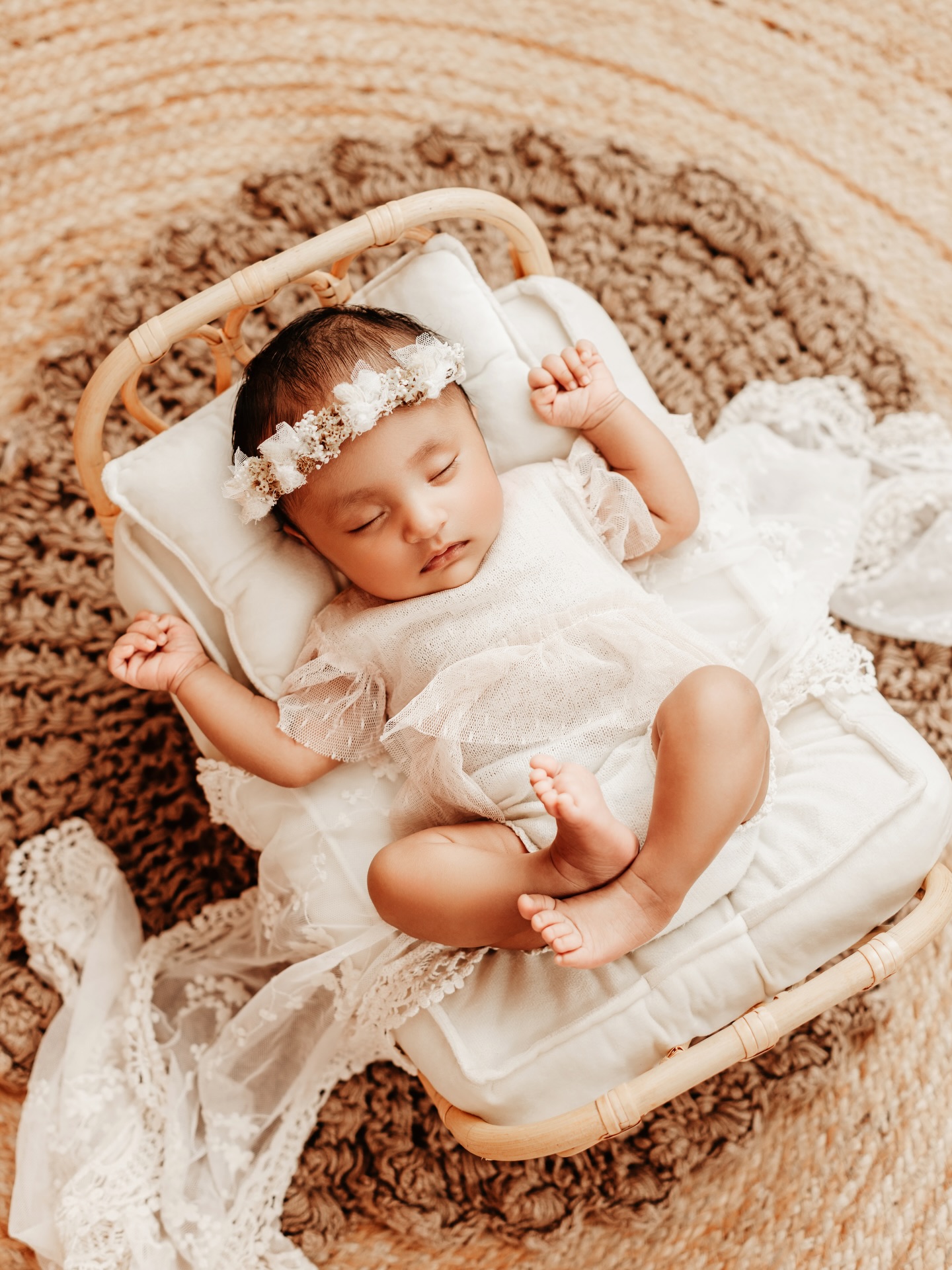 🌟 Sleepy stretches, gentle yawns, quiet cuddles — these are the moments that make your baby unforgettable.
💡 Tip: Morning or early afternoon sessions work best; babies are often calmer and more cooperative.
#newbornphotography #familylove #tinyhumans #violetartphotography #cozyphotography
