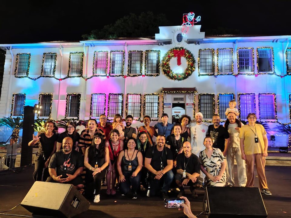 O Curso de Produtor Cultural do SENAC Americana chegou ao fim ✨ Ministrado por Ju Saravali, Ju Conterno e Cris Taguchi, em parceria com o SENAC e a Secretaria de Cultura de Americana, foram 160 horas de aprendizado intenso, no Centro de Cultura e Lazer (CCL).
🎄 No dia 16/12, os alunos colocaram em prática tudo o que aprenderam, produzindo o evento Conexão Cultura (@conexaocultura.americana) na Praça Comendador Muller, dentro da programação natalina da cidade.
O público pode vivenciar apresentações de teatro, música sertaneja, hip-hop, maracatu, capoeira, além de feira de artesanato e exposição de artes visuais. Um evento plural, com acessibilidade e cheio de boas trocas, que mostrou a potência da cultura e da produção coletiva.
Foram meses de aprendizado mútuo, com uma turma diversa e engajada, que nos encheu de orgulho e inspiração!
📷 Foto com drone e das Cajus foram feitas por @matheusgondias