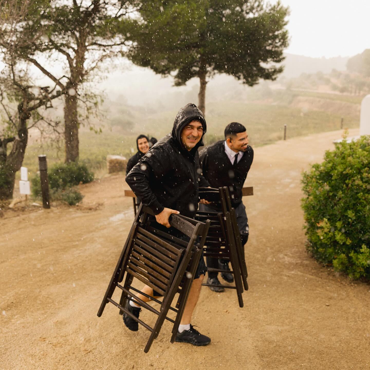 New year, new wedding season! ✨
And that’s how we want to show you the commitment that our team always has.
This is exactly the reality when there’s no rain forecast and everything is set up according to plan A, and suddenly the sky turns black and it starts to rain heavily.
Not all weddings are perfect and there are many things that cannot be controlled, such as the weather.
Even so, our team gave it their all, so the couple and their guests could enjoy this special day. That’s what matters most for us.
We moved all the rentals, cleaned and dried it, and when the rain stopped, the wedding continued with great success!
Thank you to our team for always giving their best, thank you to the vendors for working as a great team @vowsofjoyweddings, and thank you Jessica & Liam for trusting ESKISIT 🧡
#destinationweddings #cateringsitges #spainshstyleweddings #2026weddings #MasiaCabellut #eskisitcatering #sitges #pastisseriasitges #bodas2026 #cateringbodas #bodasbarcelona