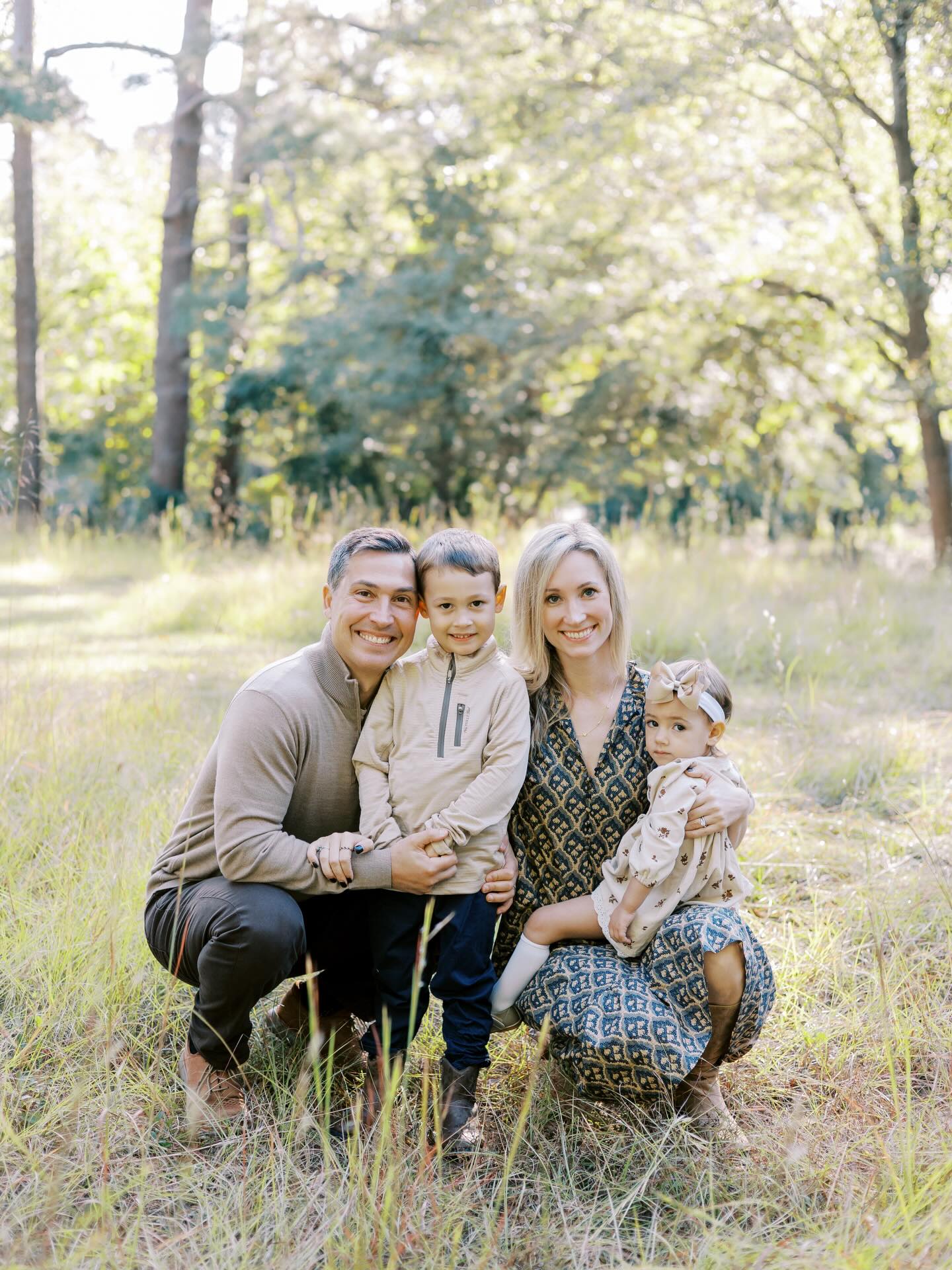 Happy 2026! 💫 What a year it’s been. I am so behind on posting but here are some of our family photos we love from the amazing @emilywoodphoto ♥️