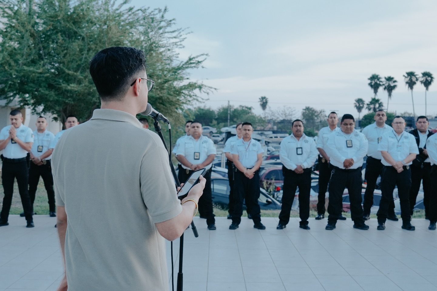 Este martes 6 de enero, tuvimos la oportunidad de acudir a las instalaciones de Tránsito y Vialidad de Matamoros como parte de este nuevo año 2026. 🙌🏻
Biblia nos recuerda:
“Sométase toda persona a las autoridades superiores; porque no hay autoridad sino de parte de Dios, y las que hay, por Dios han sido establecidas.”
— Romanos 13:1 📖
Agradecemos al equipo de Tránsito y Vialidad por abrirnos las puertas y permitirnos compartir este mensaje. Seguimos orando por Matamoros y por cada hombre y mujer que día a día trabaja por el bienestar y la seguridad de nuestra ciudad. 🙏🏻