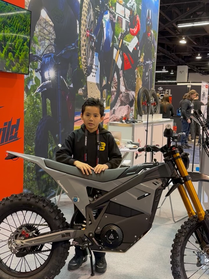 Can’t wait to have these on the showroom floor 🔥
The Anteplopower Leap @antelopower_edirtbike is built with high-quality components, ready to hit the trail right out of the gate.
⚡️ Up to 25,000W max power
🏁 Up to ~68 mph top speed
💪 810 Nm of torque
🔋 4.32 kWh battery capacity
🛠️ Quality suspension & components built for real riding
🌪️ Instant torque. Quiet power. Big fun.
This is the kind of electric dirt bike that changes expectations.
More coming soon 👀⚡️