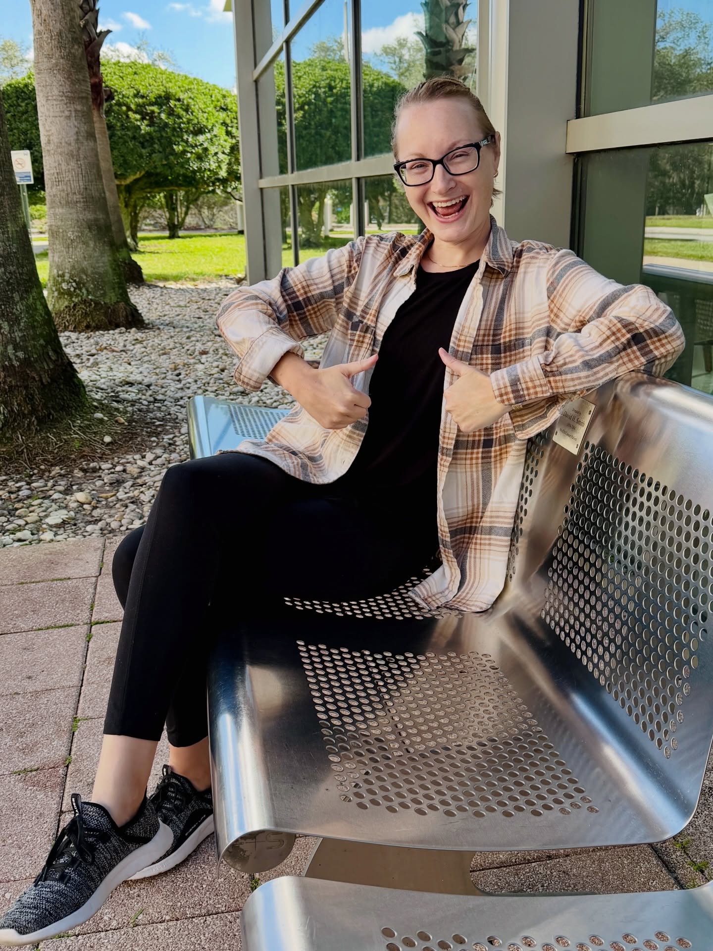 Who’s got two thumbs, takes awkward photos, and is still cancer free? THIS gal!