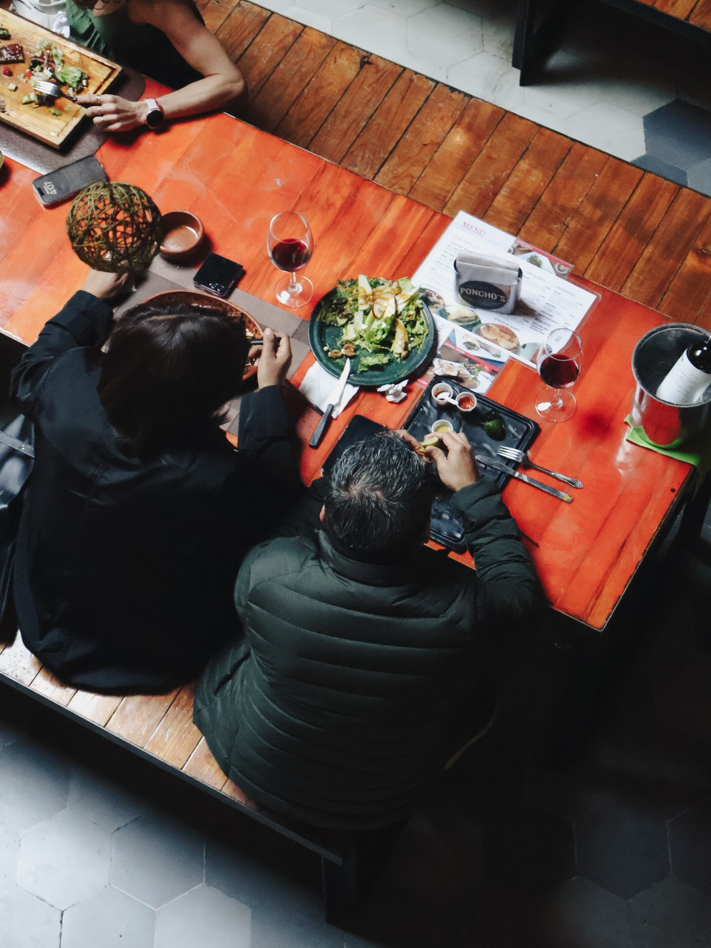 Aquí no se viene con prisa.
Se viene a probar, a compartir y a quedarse un rato más.
Sabores que cuentan historias, mesas que juntan planes,
y ese mood que no se explica… se vive.
📍 San Ángel
🍴 Antojos, drinks y buena vibra
✨ El punto medio entre tradición y antojo moderno
Nos vemos en el mercado.