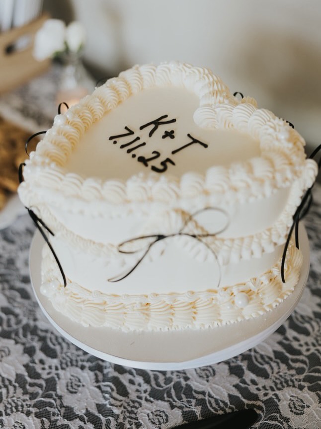 We love a classic white vintage cake🤍
This was a chocolate chip cake, with vanilla Italian meringue buttercream. Swipe ➡️ to see some cake gut photos!
Shout out to @honeyopalphotoandfilm for capturing this cake so beautifully📸
#vintageweddingcake #heartcakes #boiseweddingcakes #boisebakery #boiseweddings