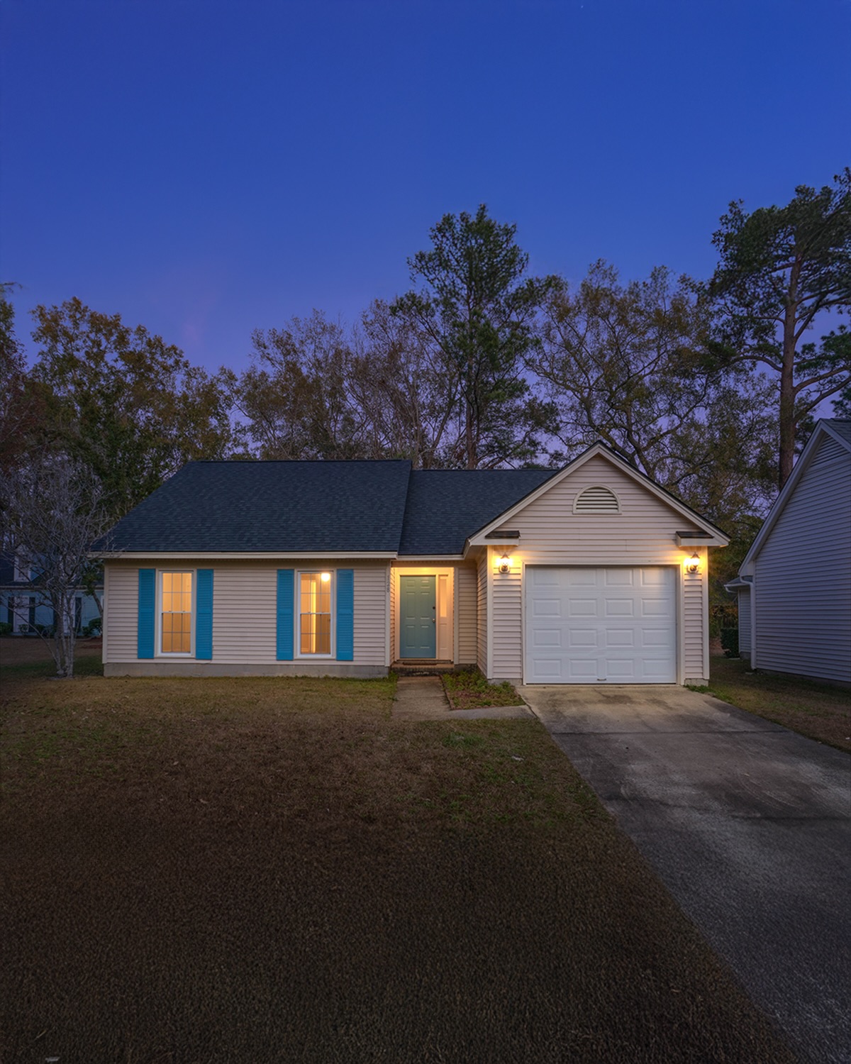 Available in the Alston Court subsection of Crowfield Plantation 🏡
128 Shropshire Street is a single-story home set on a corner lot at the entrance to a cul-de-sac, offering a practical layout and several recent updates. Built in 1987, the home features 3 bedrooms, 2 bathrooms, and approximately 1,222 square feet of living space.
Recent improvements include a new roof (2025), fresh interior paint (2025), and new carpet in the bedrooms (2026). Inside, hardwood flooring and shiplap ceilings add character to the main living areas, while the living room features a vaulted ceiling and a corner brick, wood-burning fireplace.
The home also offers a fenced backyard with patio space, along with access to Crowfield Plantation’s amenities, including pools, walking and biking trails, tennis and pickleball courts, and more.
📍 Goose Creek, SC
🛏 3 Bedrooms | 🛁 2 Bathrooms
📐 1,222 Sq Ft
DM or comment for more details—or check the link in our bio.