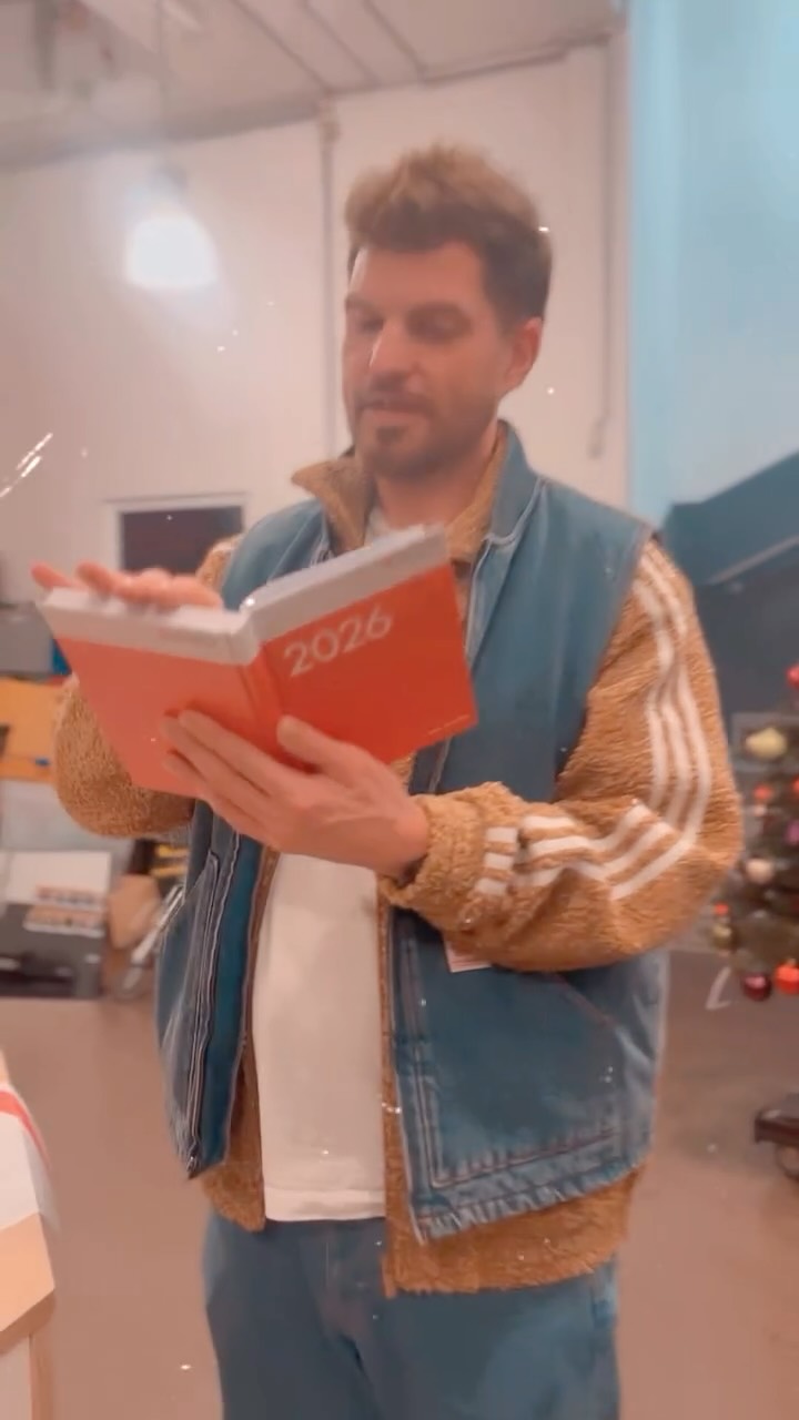 Tobis Buchtipp zum neuen Jahr.
Auf viele SAs und SOs und schöne MOs und MIs.💖
Und besonders viele schöne Shows mit euch Zuckerperlen. 💖
Checkt doch mal unsere Spieltermine auf unserer Homepage- da ist für jeden was dabei! 😁
#gudeleude #gudeleudeimpro #improcomedy #improtheater