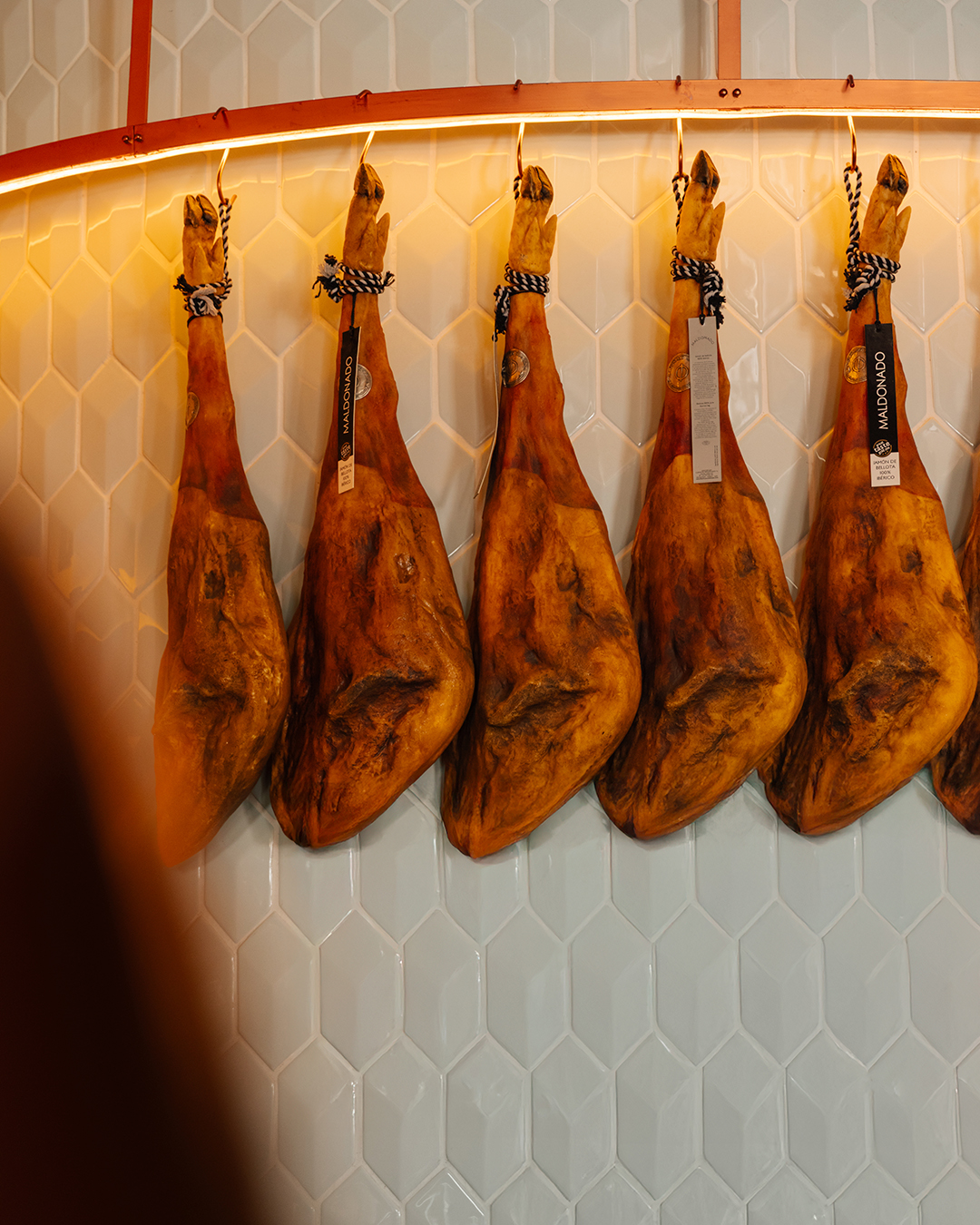 É na movimentada Rua D. Pedro V, no Príncipe Real, que encontra o Tapisco. O restaurante que convida à partilha e descontração junto dos verdadeiros sabores da gastronomia ibérica.
Faça a sua reserva e bom apetite!
--
Tapisco is located on the bustling Rua D. Pedro V, in Príncipe Real. The restaurant invites you to share and relax while enjoying the authentic flavours of Iberian cuisine.
Make your reservation and enjoy your meal!