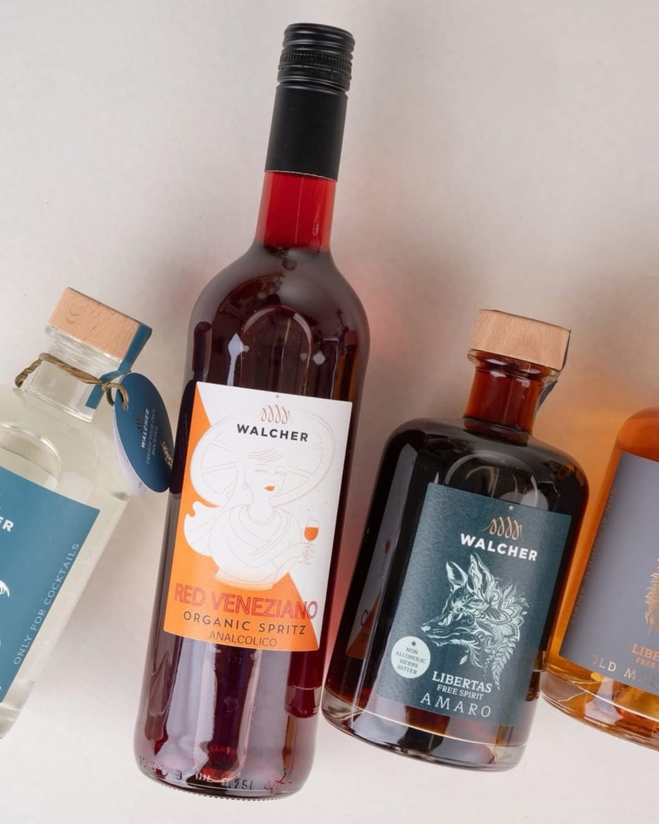 Slow down & reflectie 🕯️
Zondag.
Even niets moeten.
Tijd om te vertragen.
In Dry January (of gewoon omdat je daar zin in hebt)
kies je voor Libertas Free Spirits.
Vol van smaak.
Zonder alcohol.
Met ruimte voor rust en reflectie.
Voor het moment na een lange week.
Voor gesprekken die blijven hangen.
Voor genieten, op jouw tempo.
Slow down.
Geniet bewust.
#slowdown #dryjanuary #libertasfreespirits #mindfuldrinking